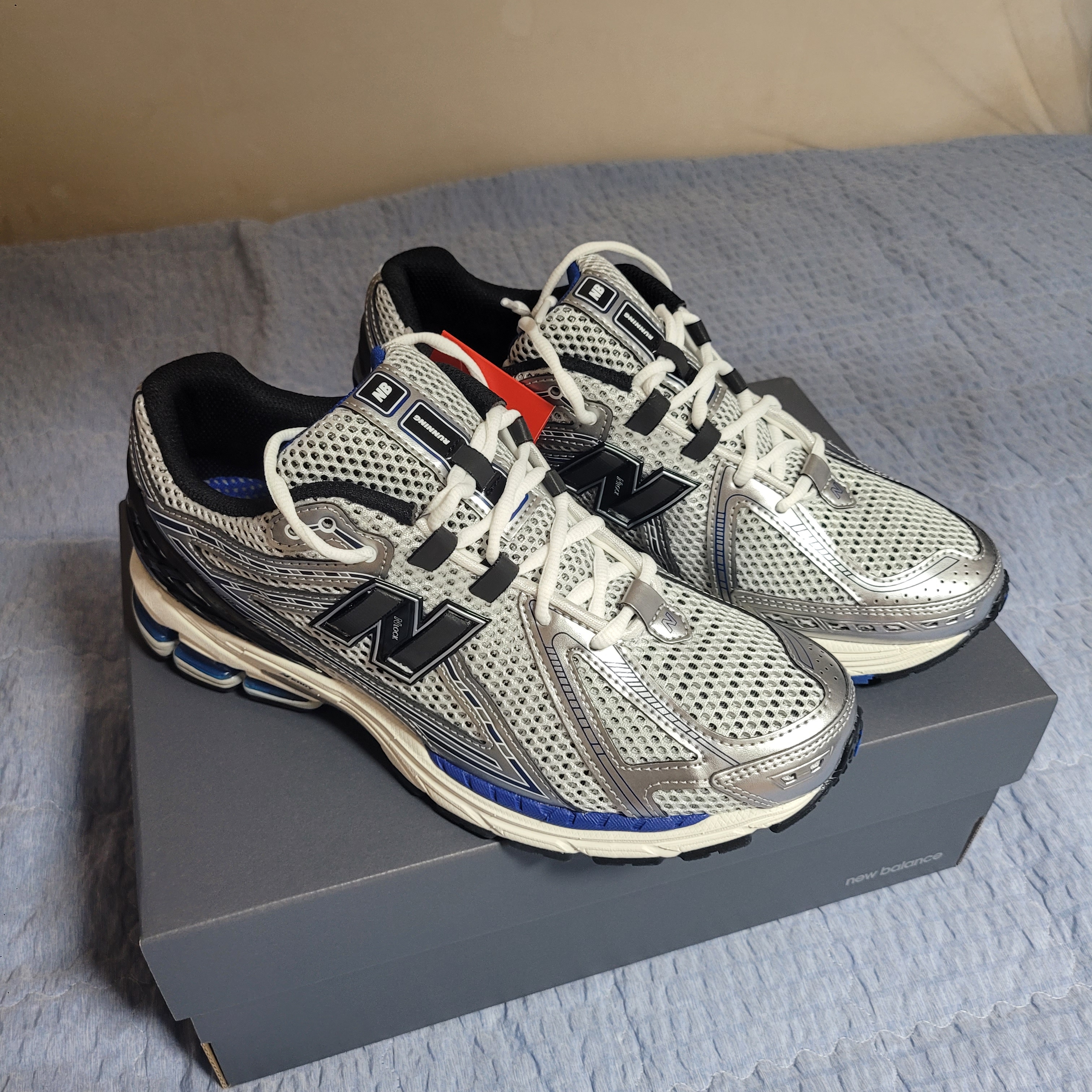 New Balance 1906R Silver Metallic 착용 스타일