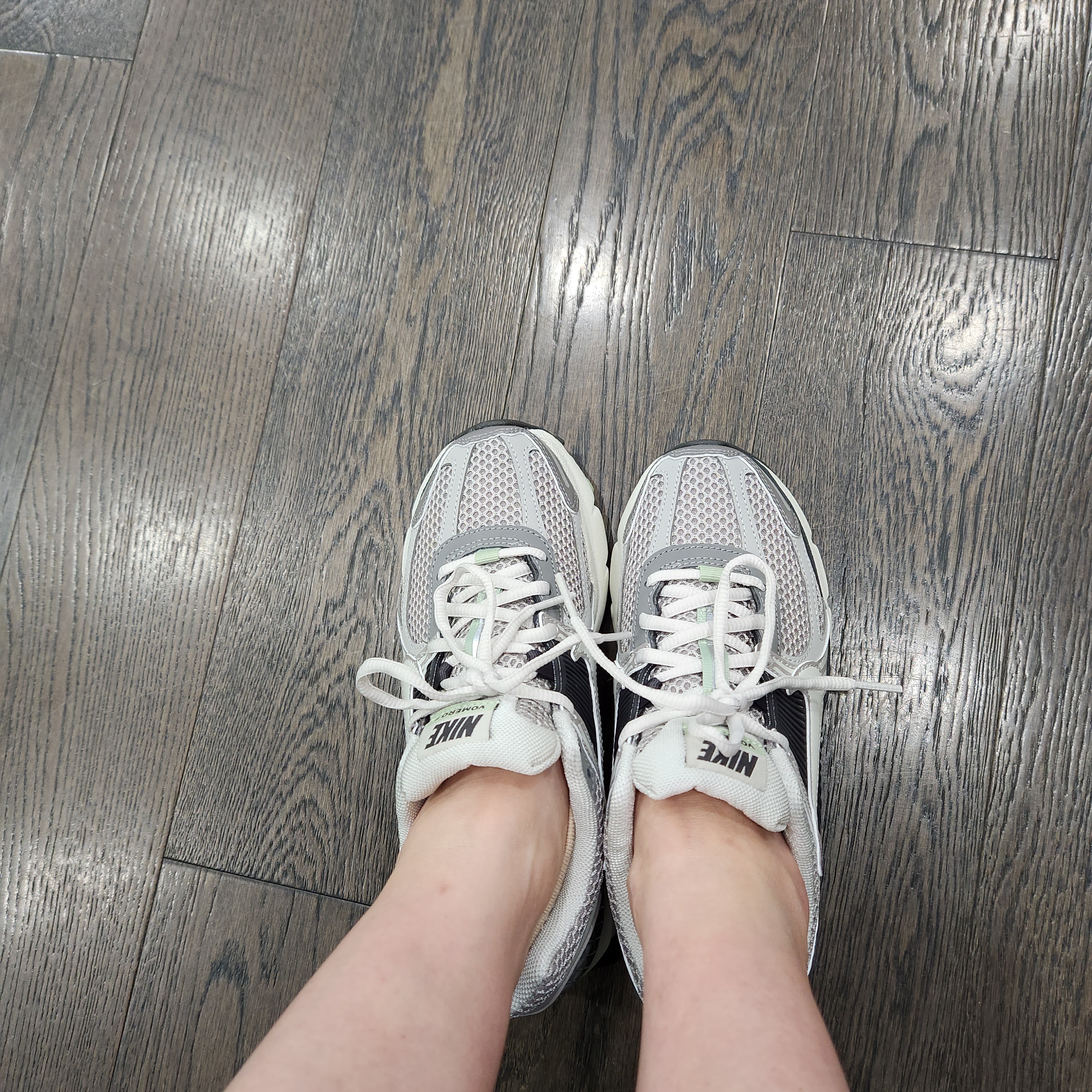 (W) Nike Zoom Vomero 5 Cobblestone and Flat Pewter 착용 스타일