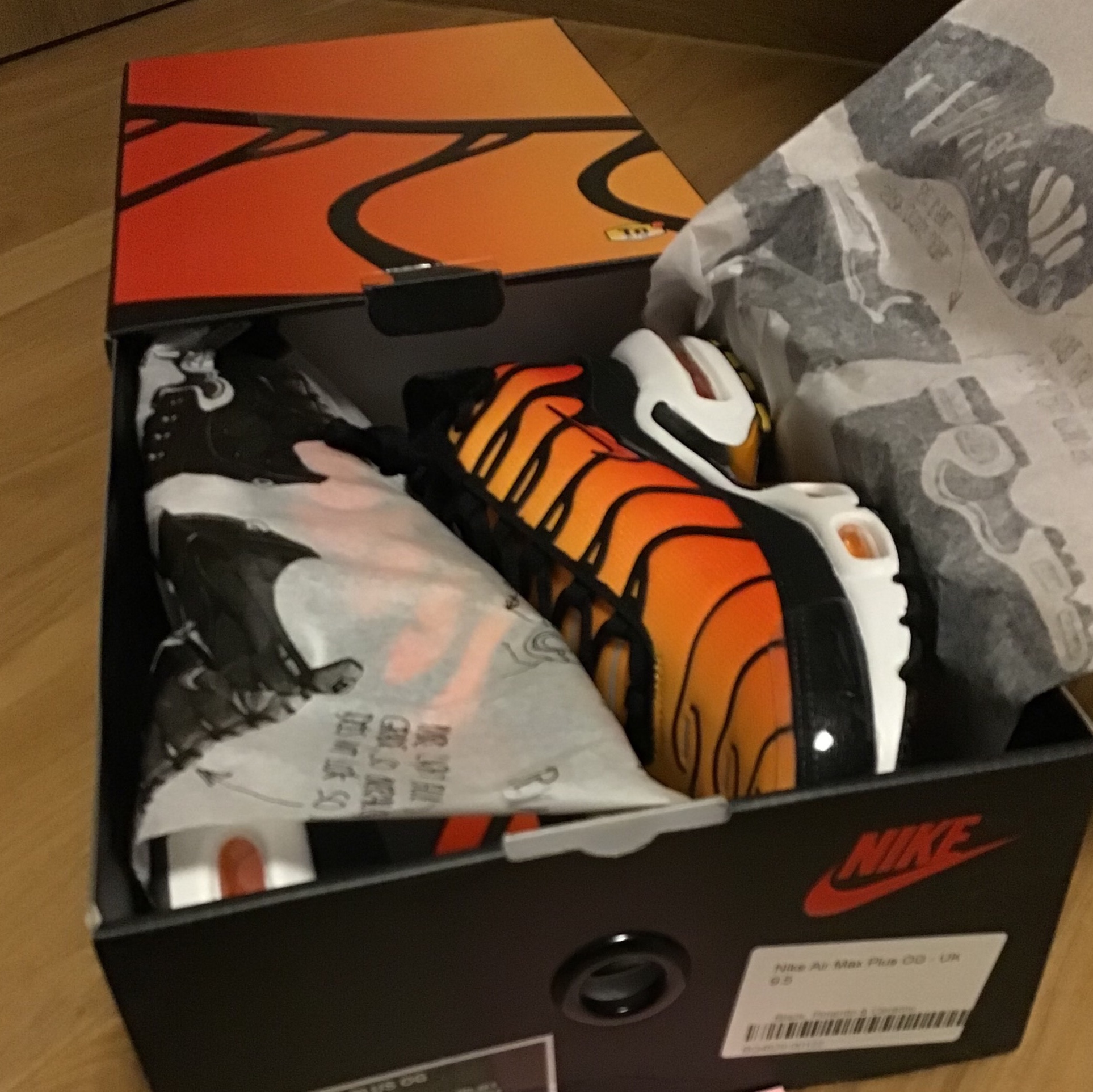 Nike Air Max Plus Gold and Raspberry Red 착용 스타일