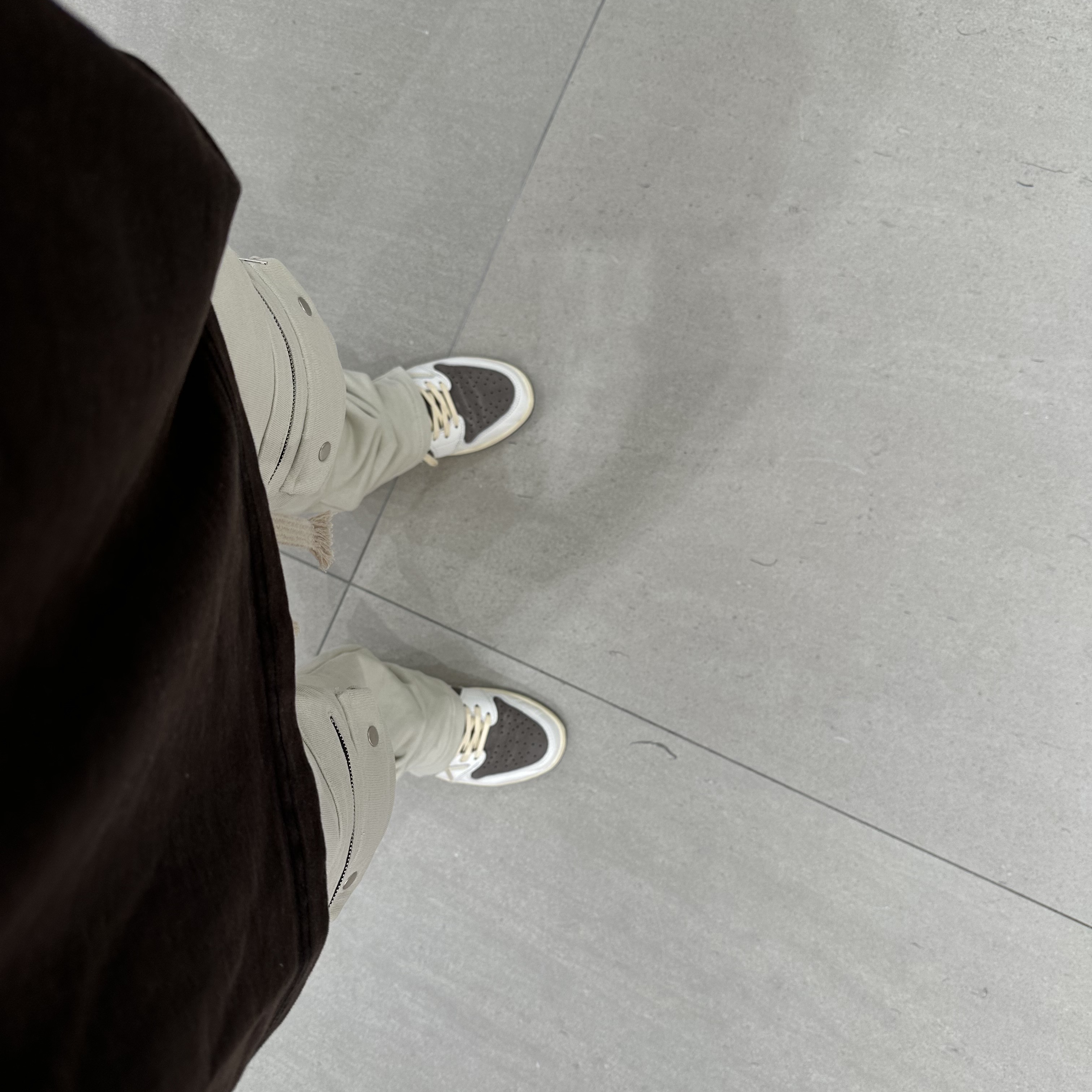 Jordan 1 x Travis Scott Retro Low OG SP Sail and Ridgerock 착용 스타일