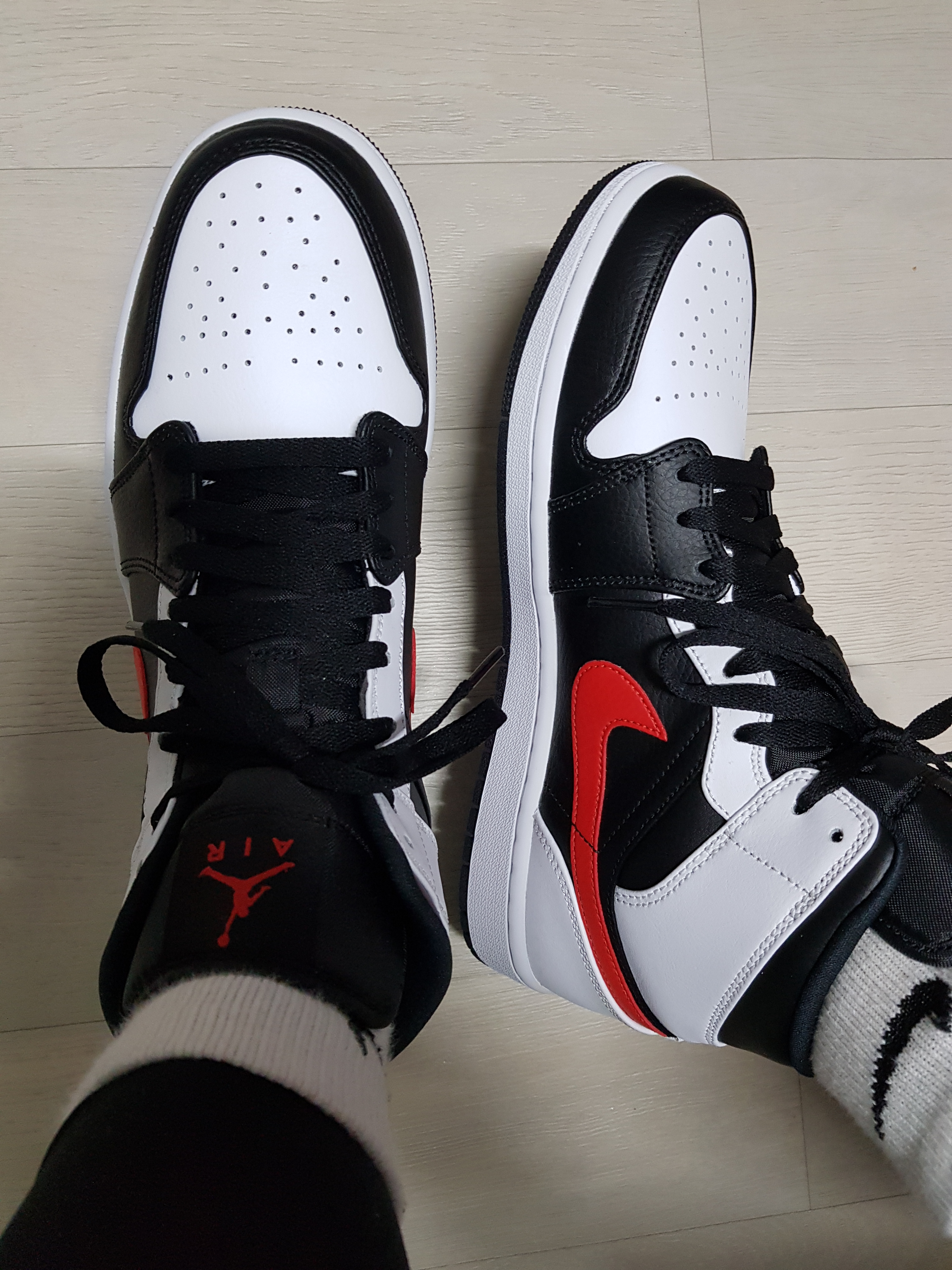 Jordan 1 Mid Black Chile Red 착용 스타일
