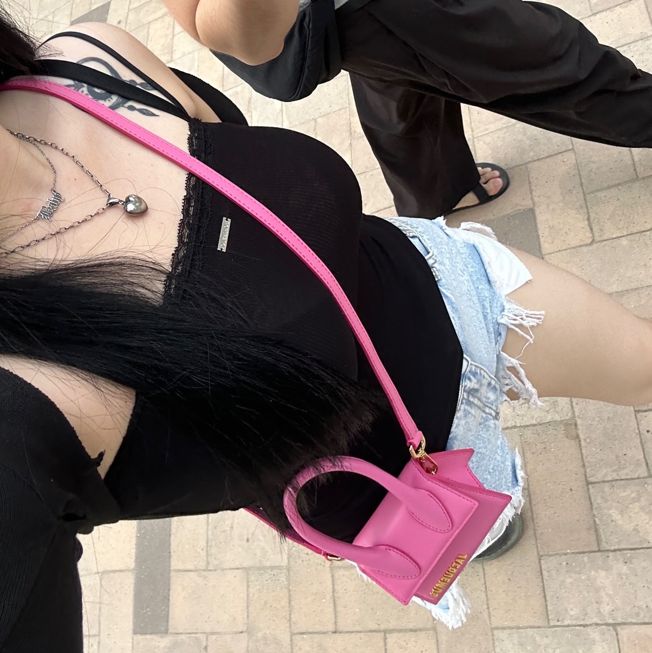 Jacquemus Le Chiquito Signature Mini Handbag Pink 착용 스타일 - 2