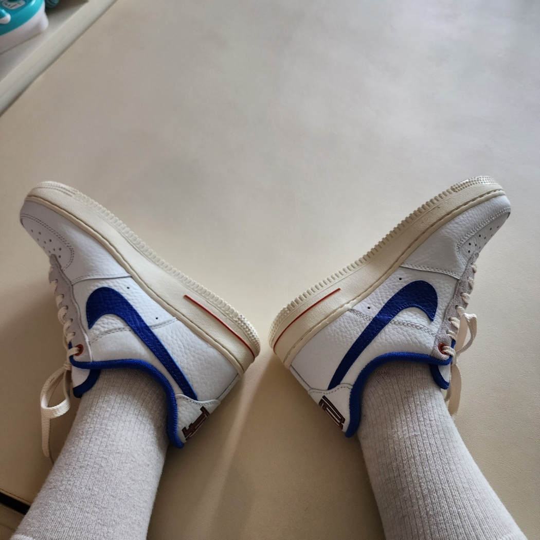 (W) Nike Air Force 1 '07 LX University Blue and Summit White 착용 스타일 - 3