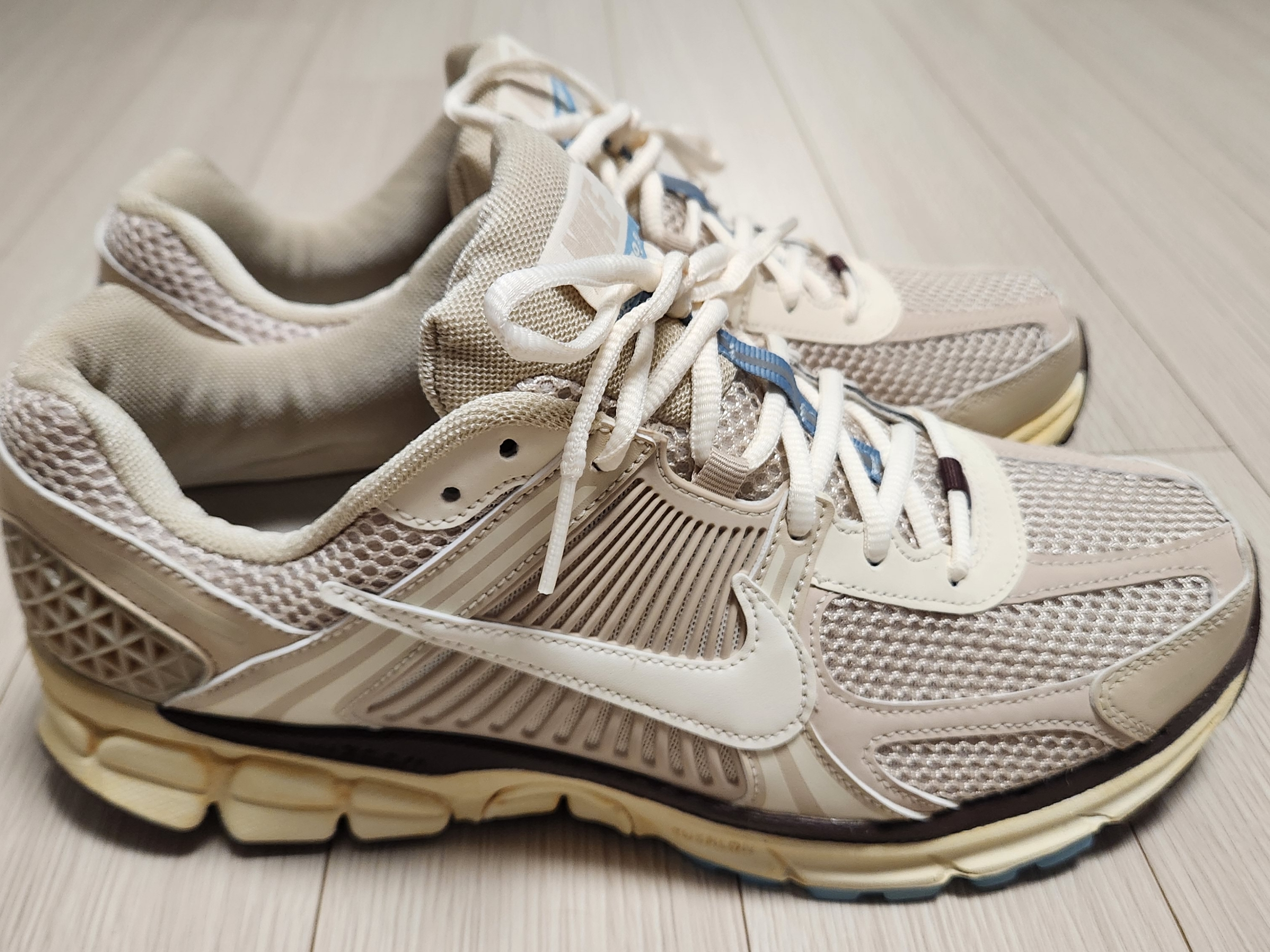 (W) Nike Zoom Vomero 5 Oatmeal 착용 스타일 - 2