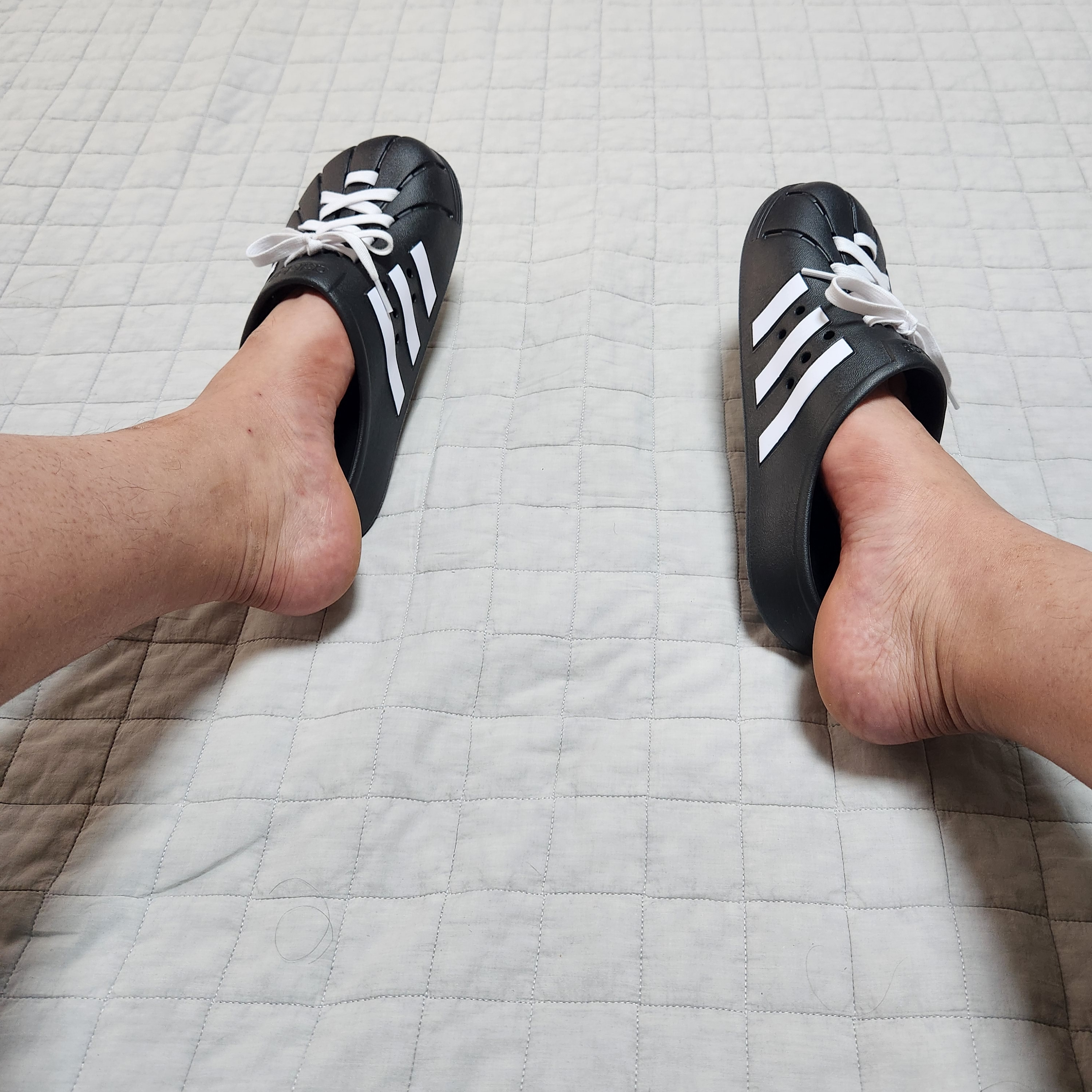 Adidas Adilette Clog Black White 착용 스타일