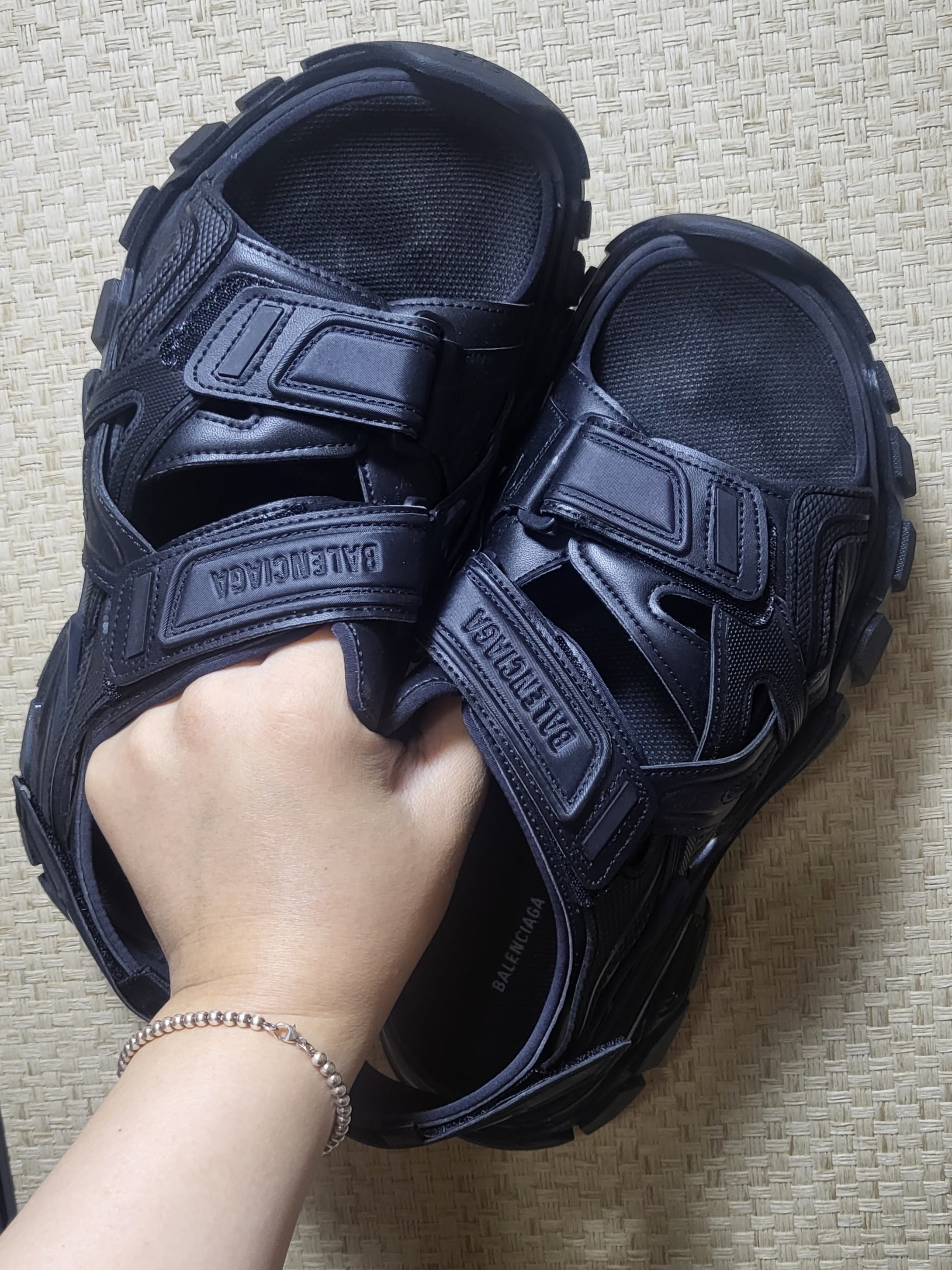 Balenciaga Track Sandal Black 착용 스타일