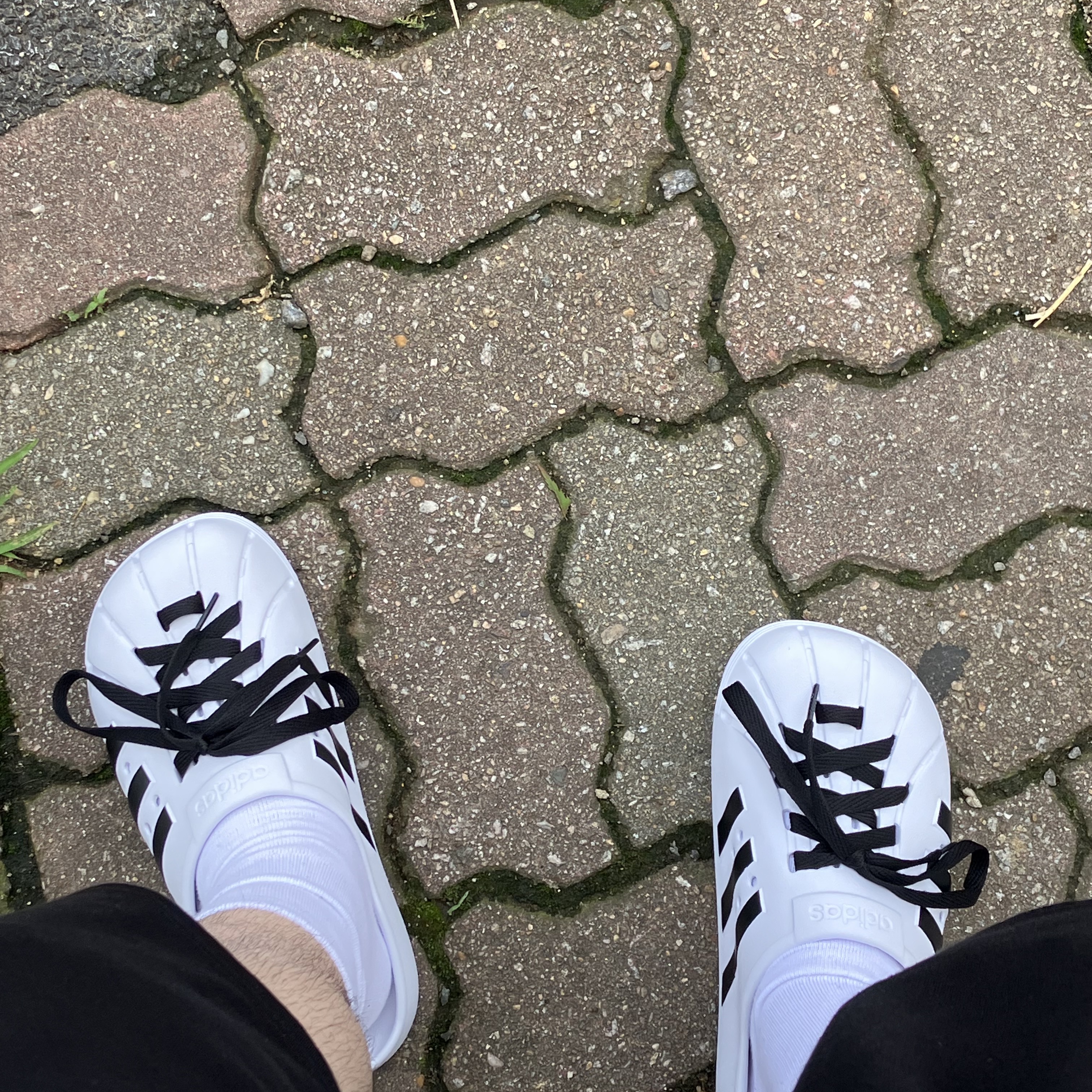 Adidas Adilette Clog White Black 착용 스타일