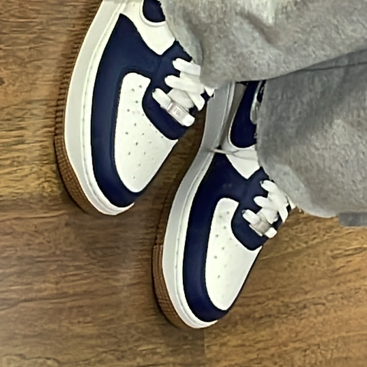 Nike Air Force 1 '07 LV8 Midnight Navy 착용 스타일 - 1