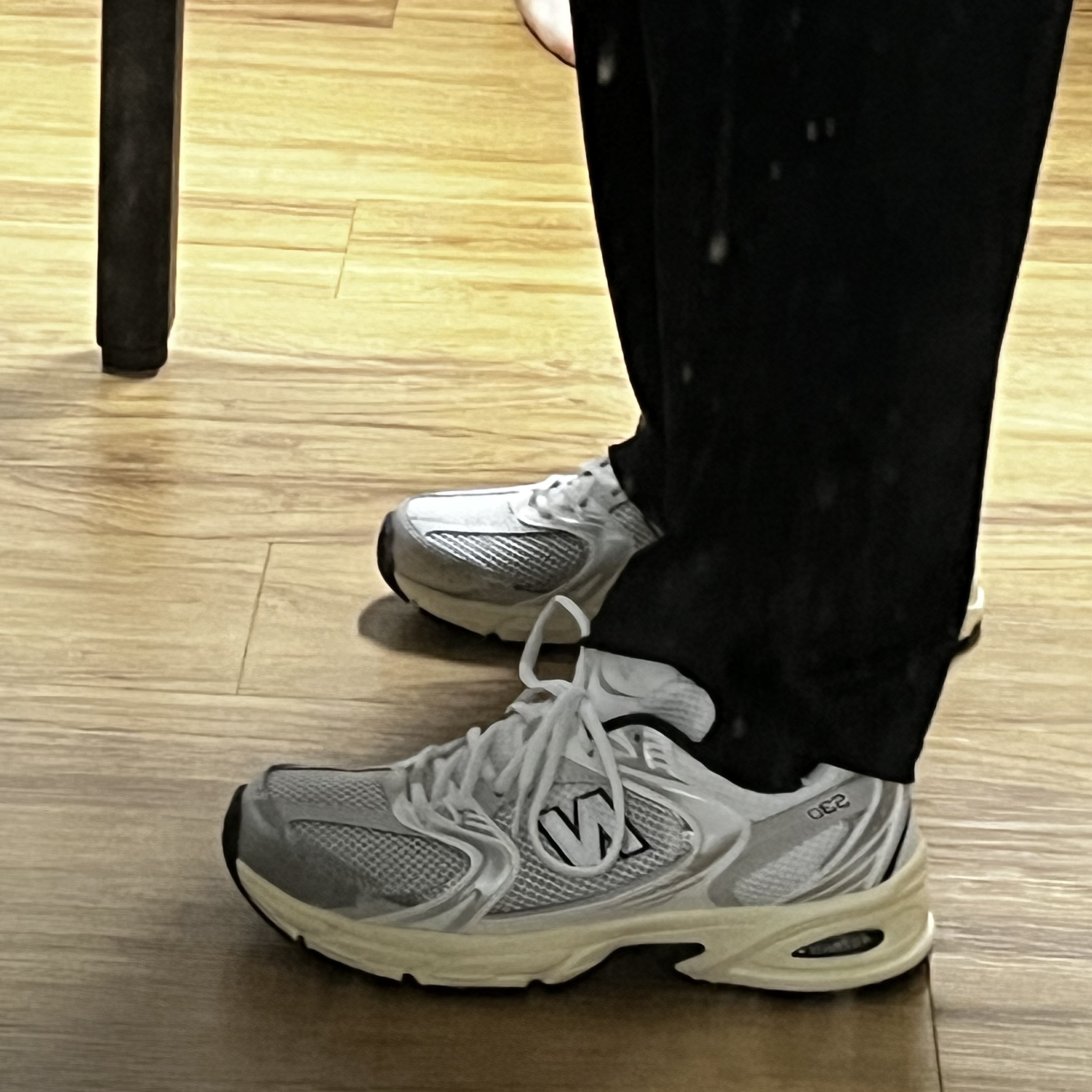 New Balance 530 Silver Cream 착용 스타일 - 1
