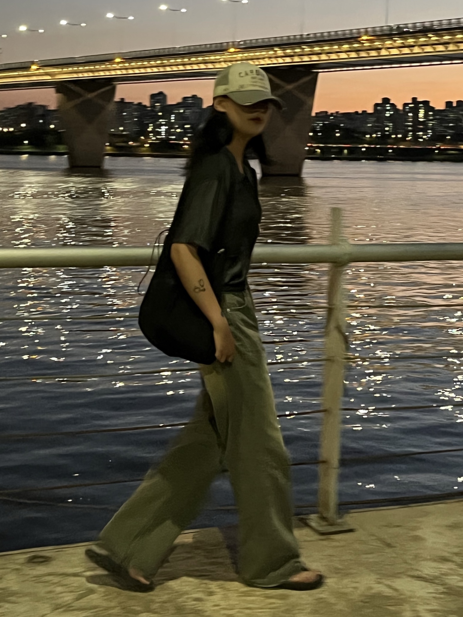 New Balance x Taw&Toe Flip Flop Black 착용 스타일 - 3