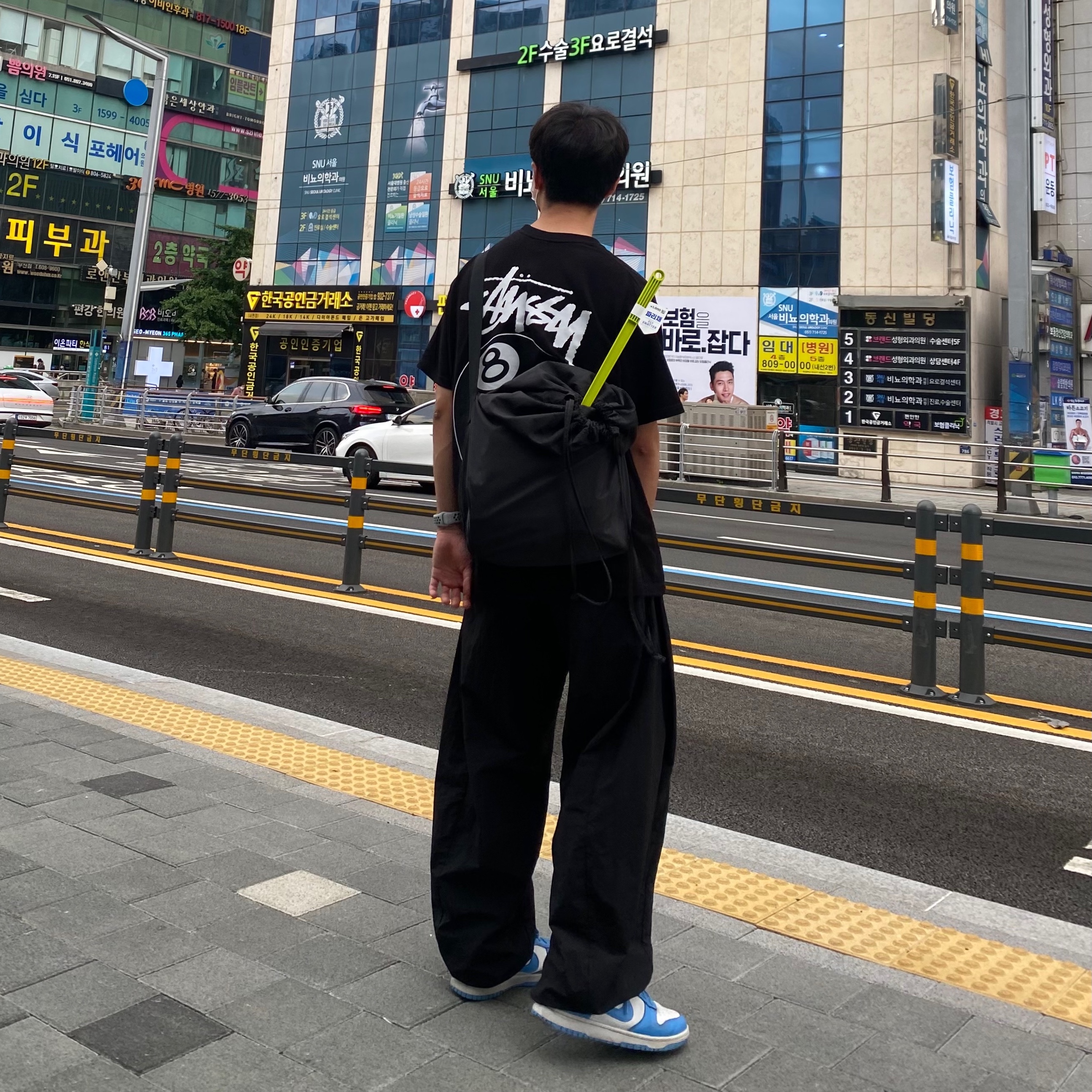 Stussy 8 Ball T-Shirt Black - 22SS, Sansan Gear Side Snap Pants Black 착용 스타일 - 1