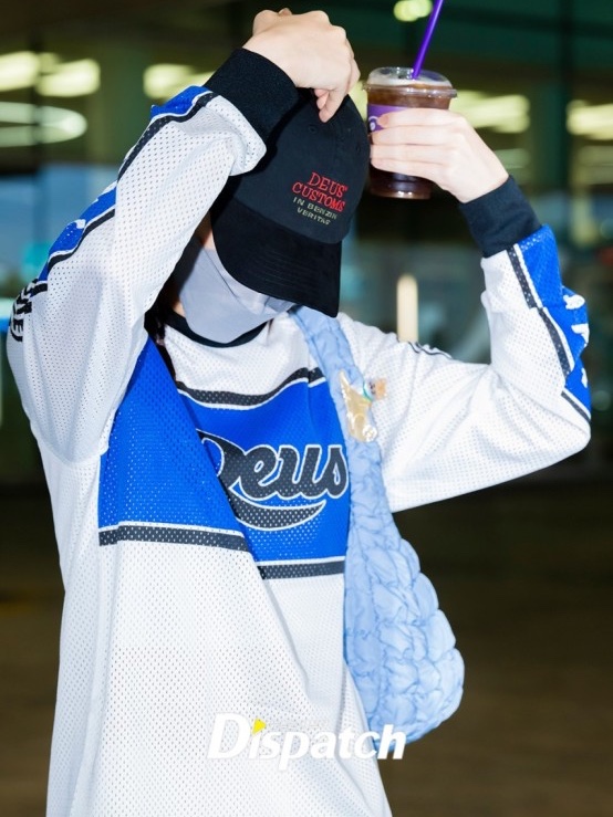 COS Quilted Mini Bag Light Blue 착용 스타일 - 1