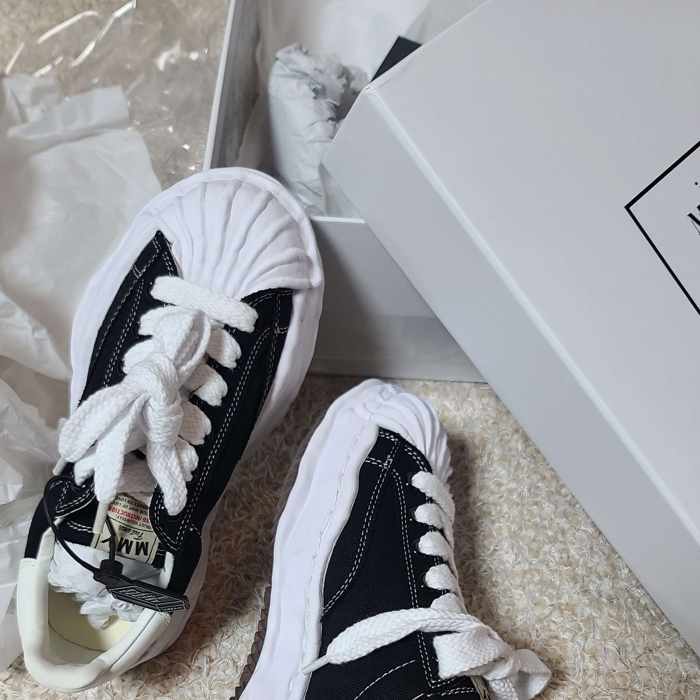 Maison Mihara Yasuhiro Blakey OG Sole Canvas Low-top Sneakers Black White 착용 스타일 - 1