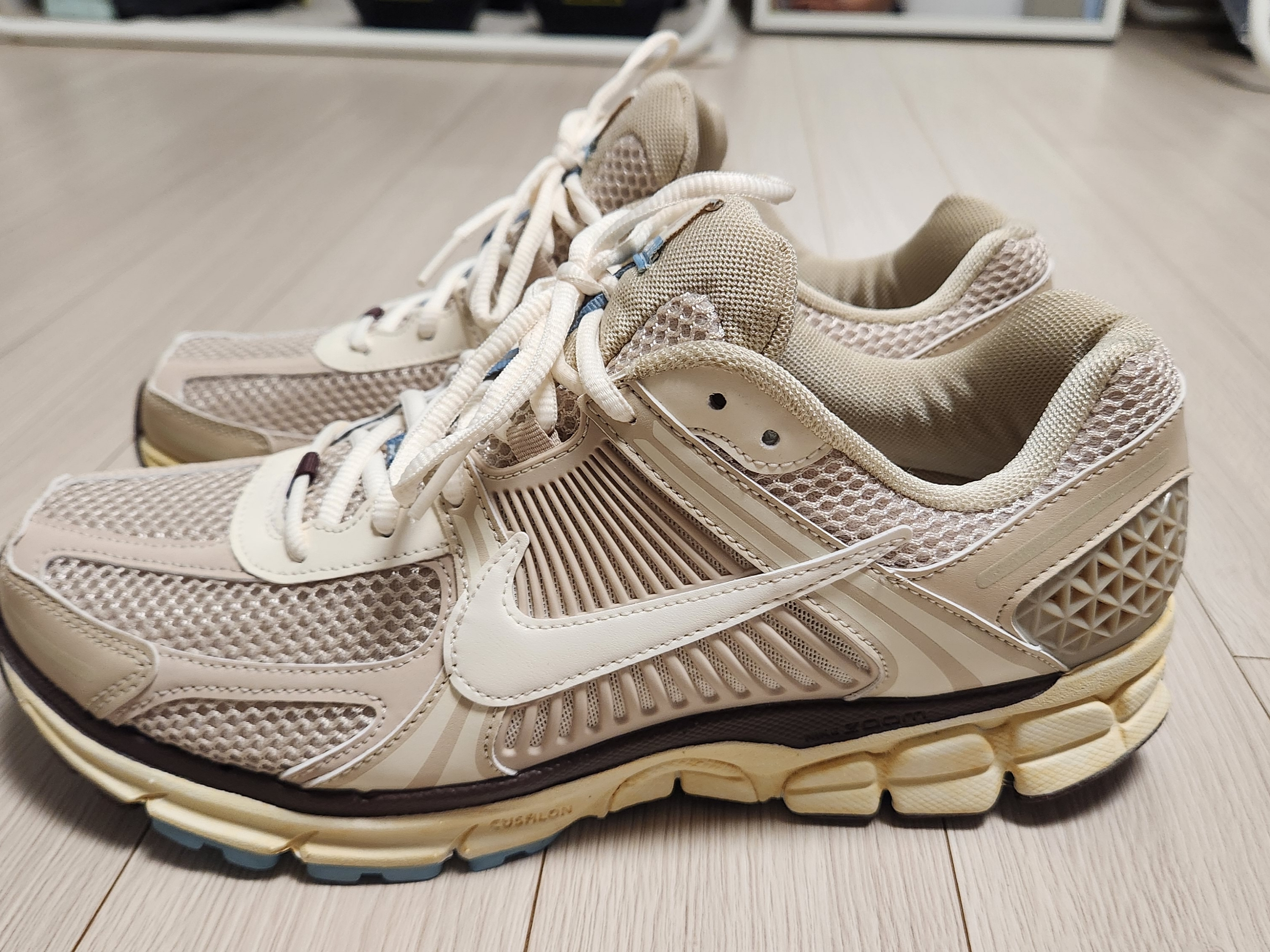 (W) Nike Zoom Vomero 5 Oatmeal 착용 스타일 - 4
