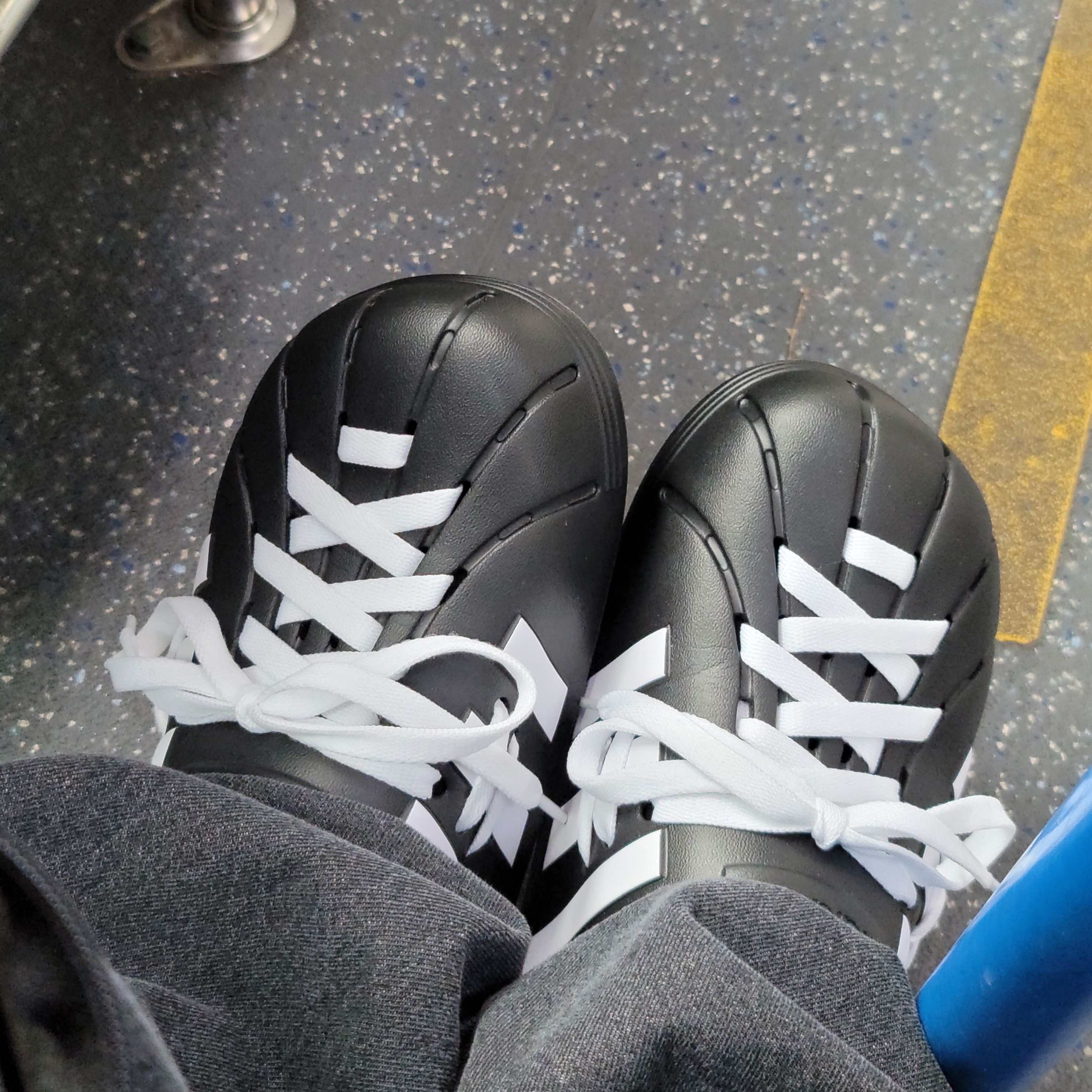 Adidas Adilette Clog Black White 착용 스타일