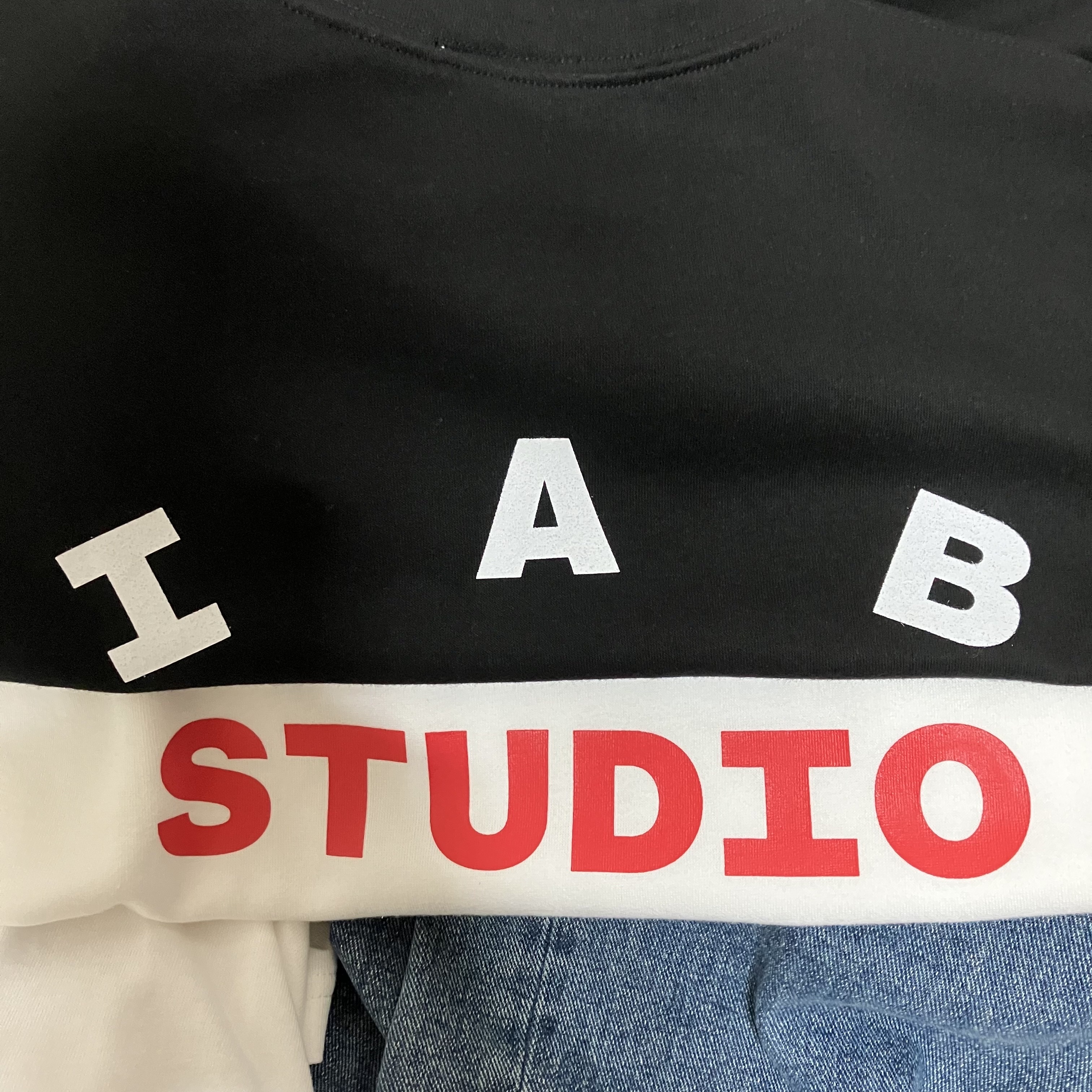 IAB Studio x Netflix SS T-Shirt White 착용 스타일 - 1