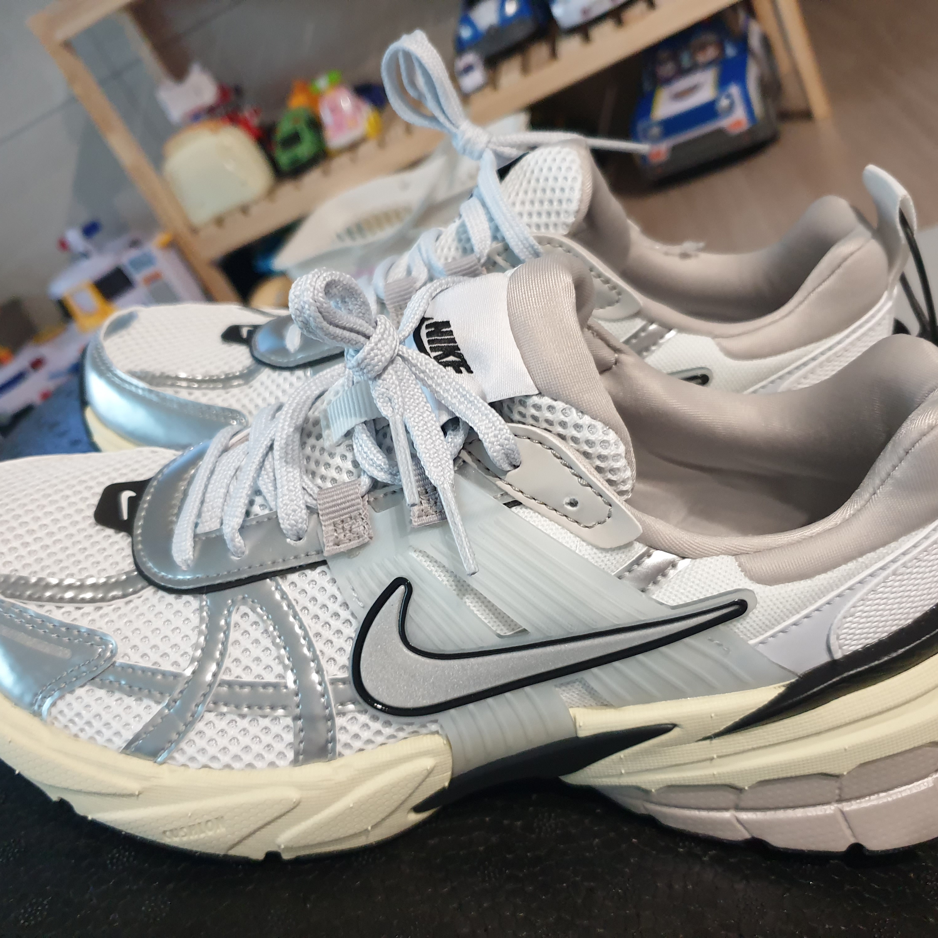 Nike V2K Run Summit White Metallic Silver 착용 스타일