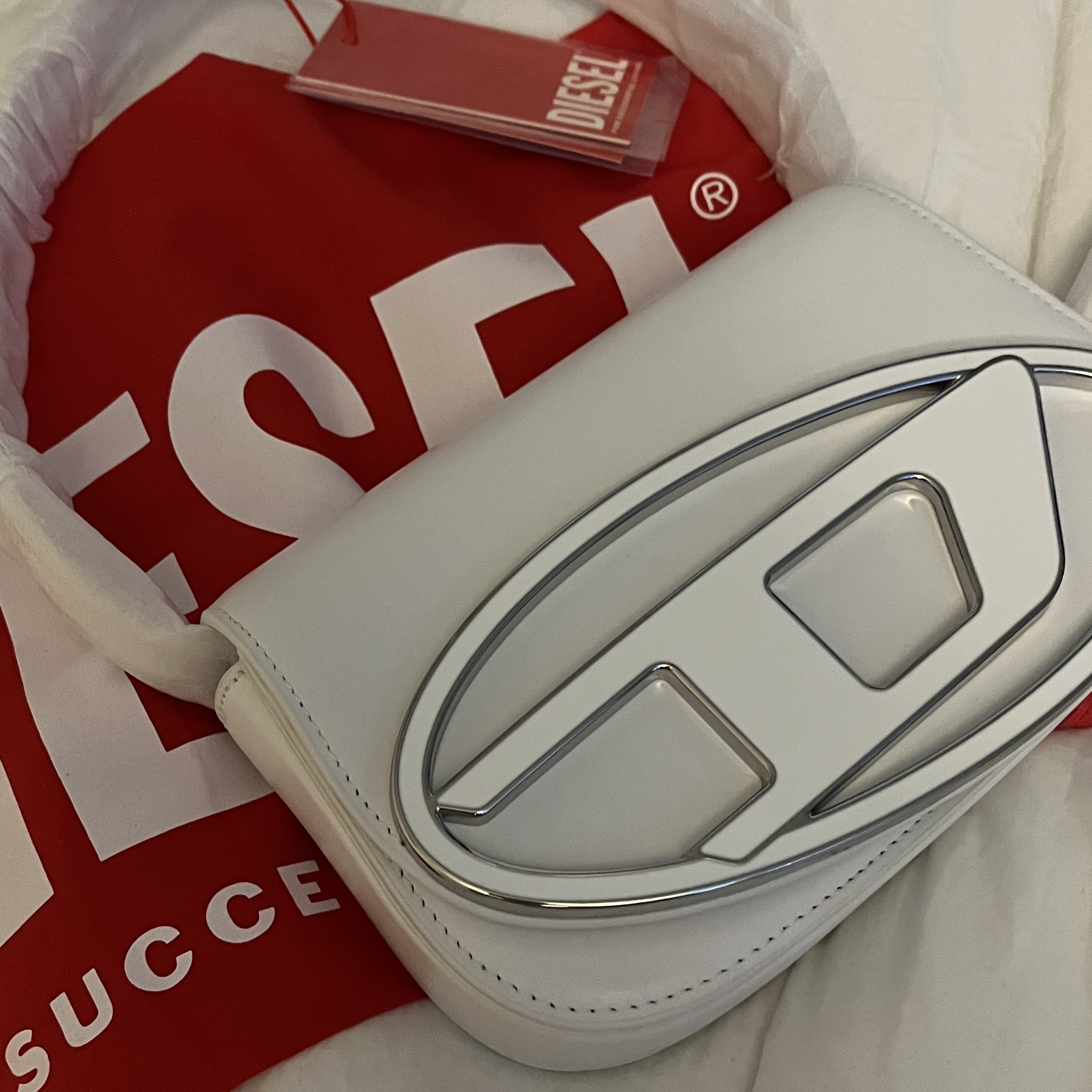Diesel 1DR Shoulder Bag in Nappa Leather White 착용 스타일