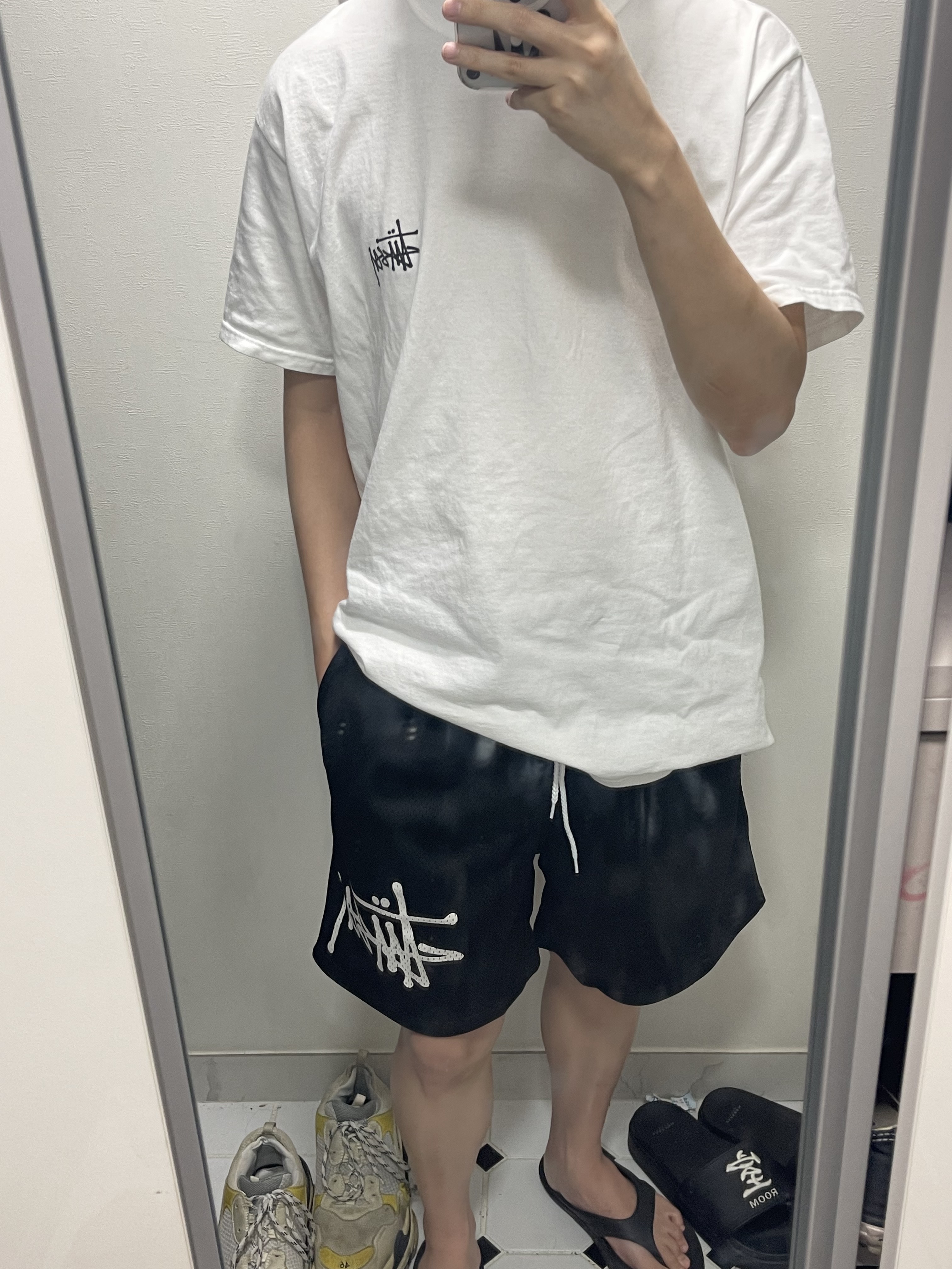 Stussy Big Basic Mesh Shorts Black White, Stussy Basic Stussy T-Shirt White 2023 착용 스타일