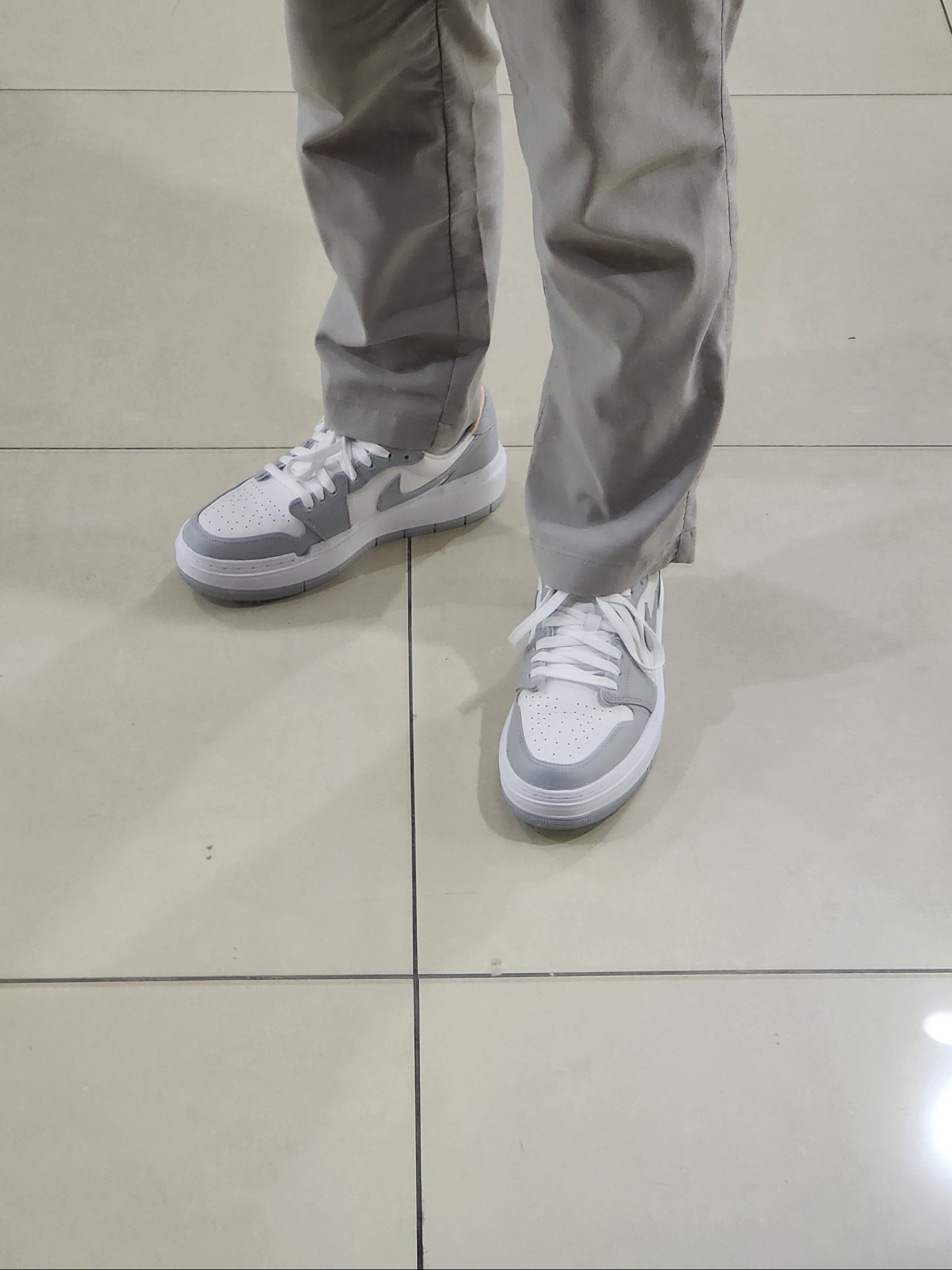 (W) Jordan 1 Elevate Low White and Wolf Grey 착용 스타일 - 2