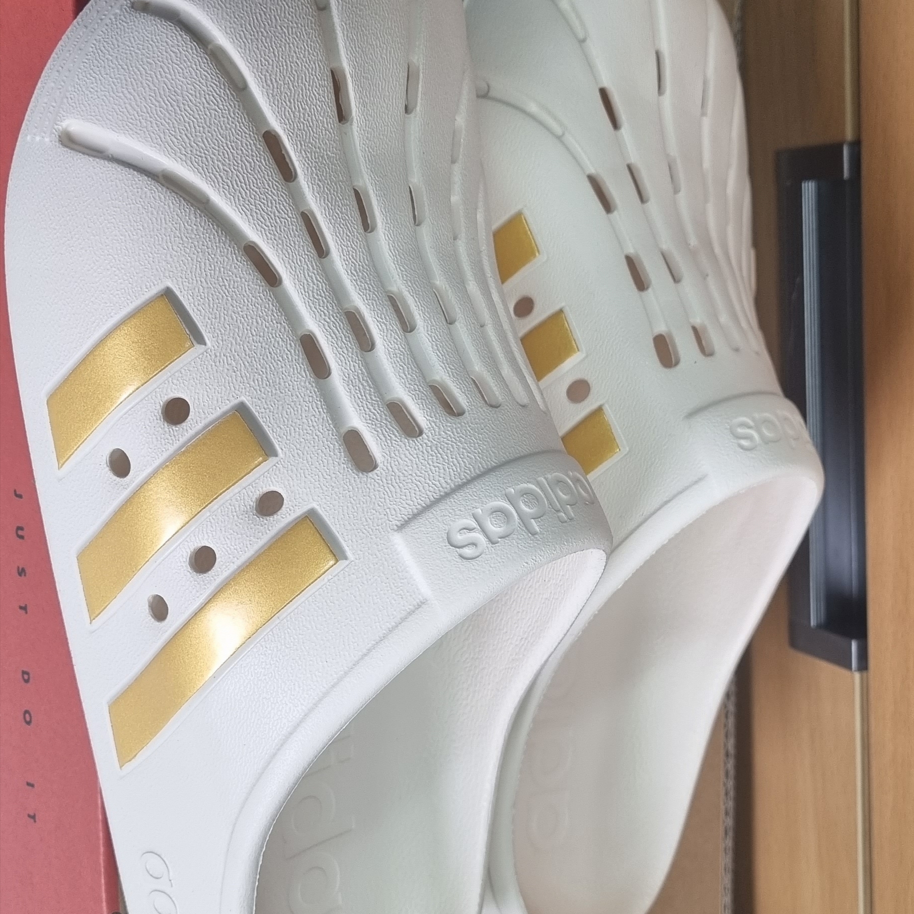 Adidas Adilette Clogs Wonder White 착용 스타일
