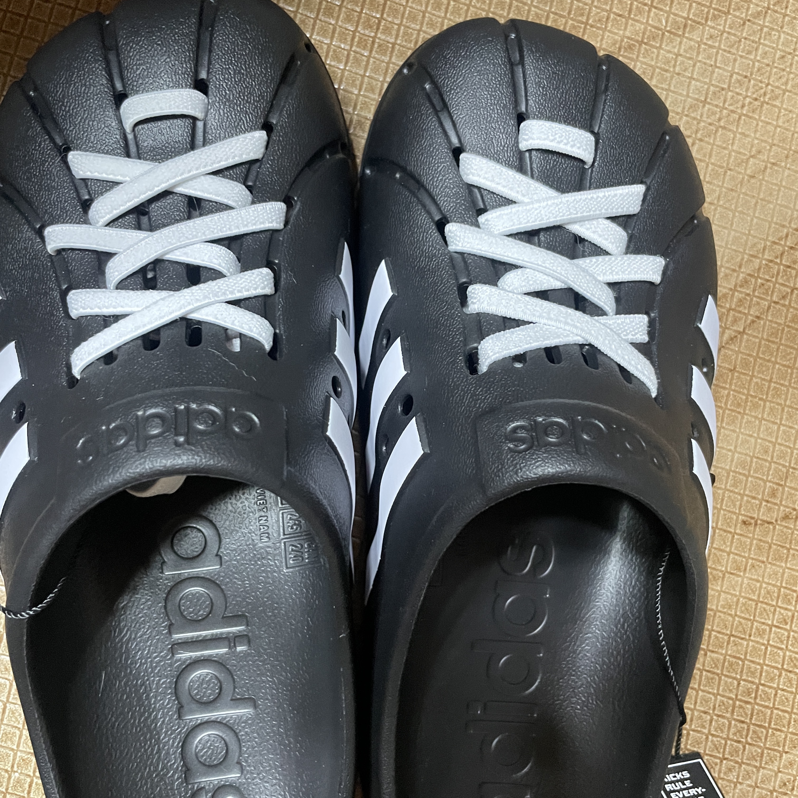 Adidas Adilette Clog Black White 착용 스타일