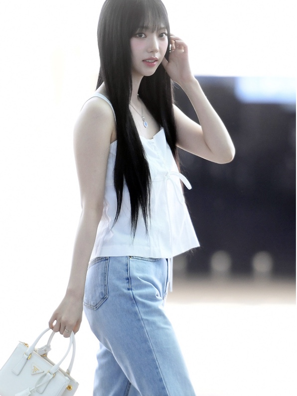 Prada Galleria Saffiano Leather Small Bag White 착용 스타일 - 2