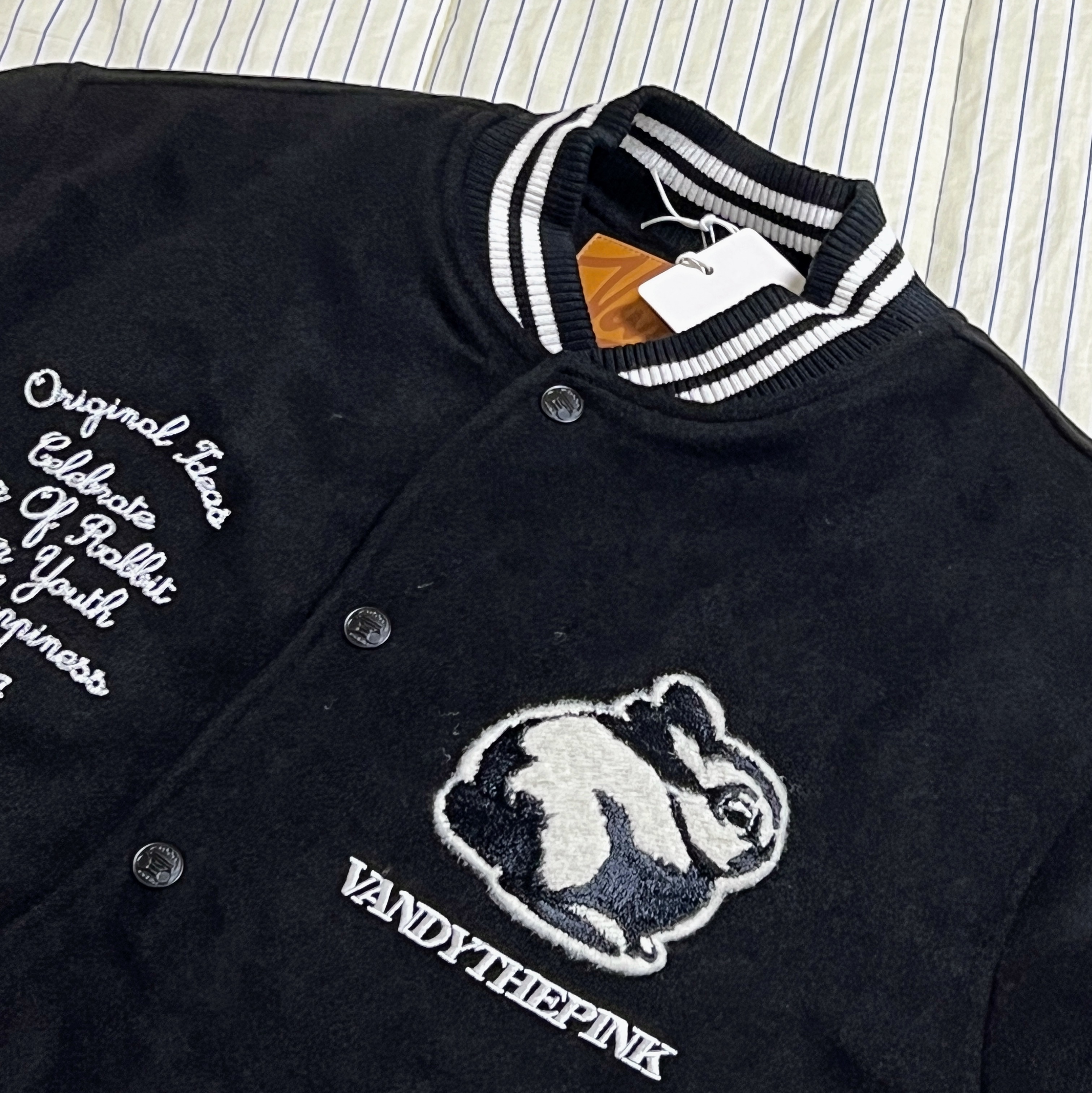 Vandy The Pink Year Of Rabbit Varsity Jacket Black 착용 스타일 - 1
