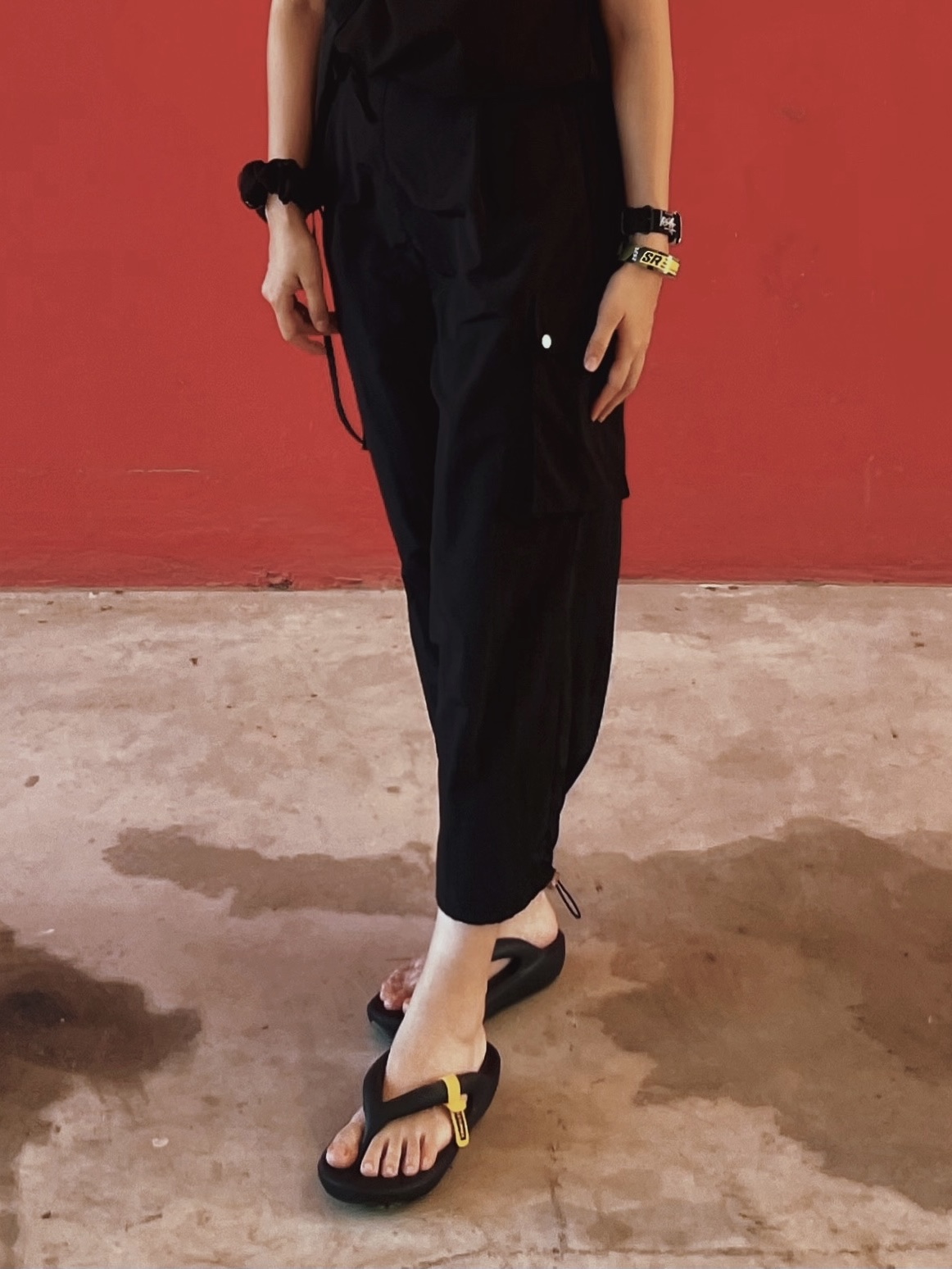 Taw&Toe Flip Flop Zerovity Bio Black, Uniqlo U Drawstring Shoulder Bag Black 착용 스타일 - 3