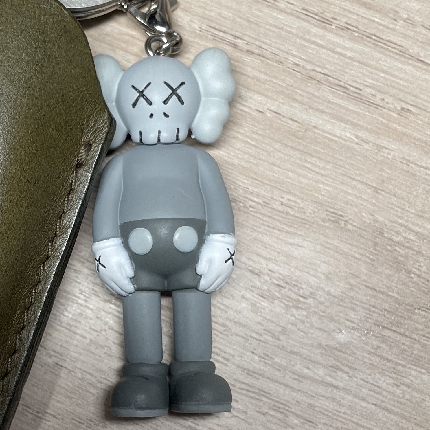 Kaws Tokyo First Companion Keychain Grey 착용 스타일