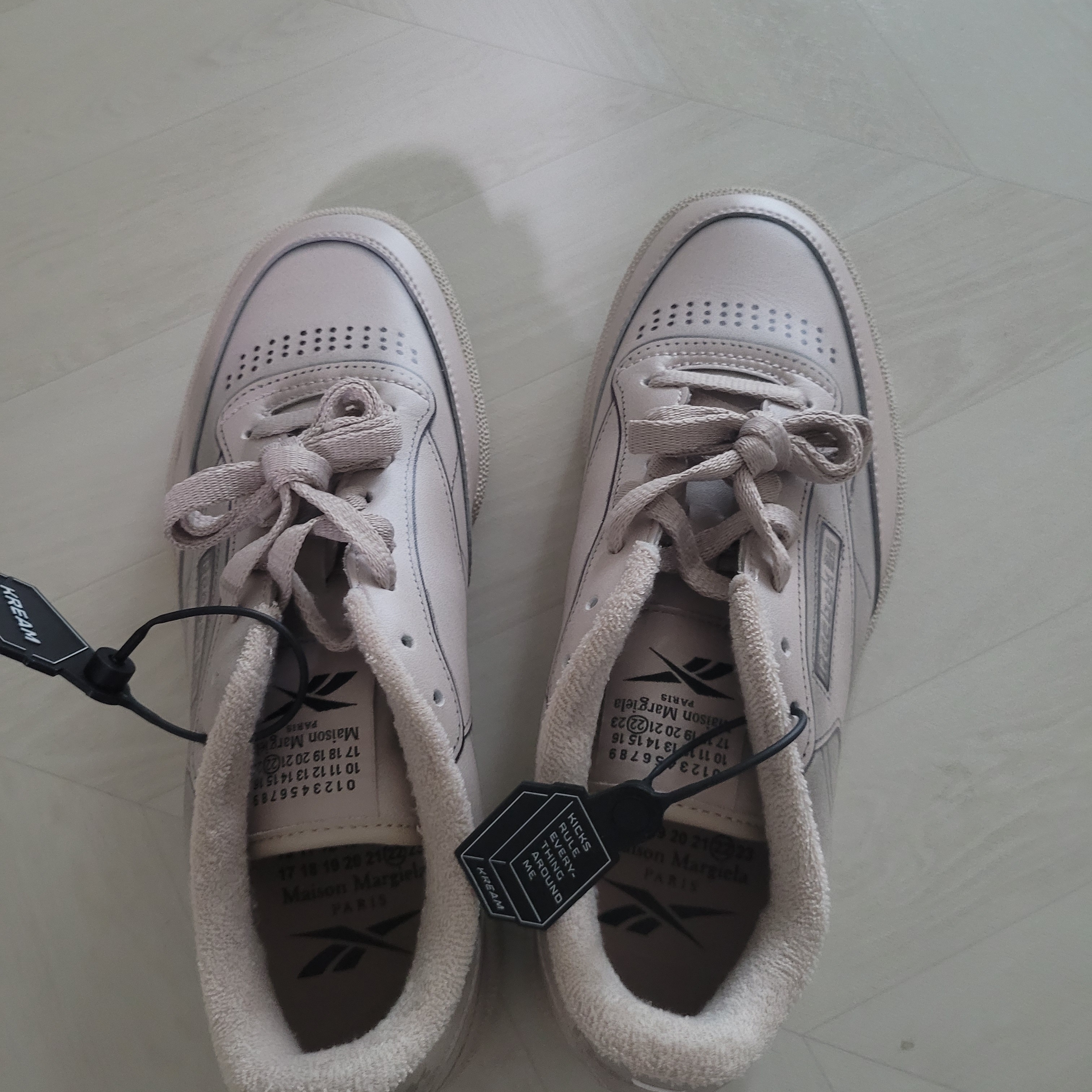 Reebok x Maison Margiela Club C TL Beige 착용 스타일