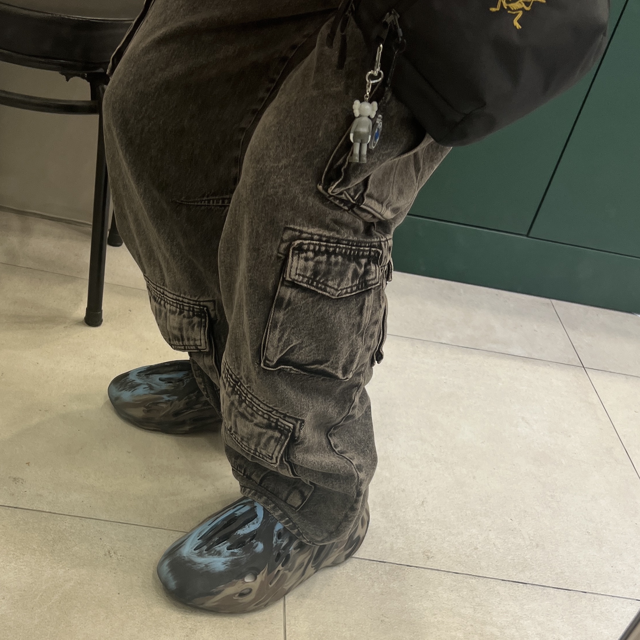 Zara Utility Cargo Jeans Black, Adidas Yeezy Foam RNNR MX Cinder 착용 스타일 - 1