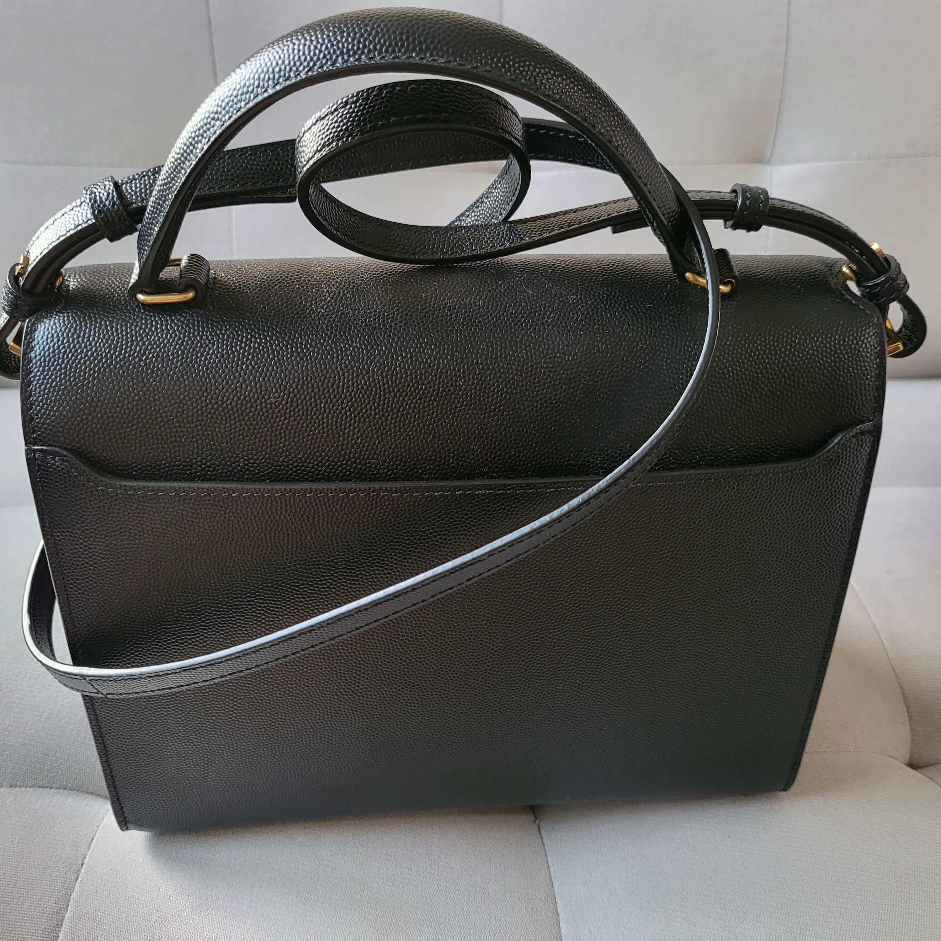 Saint Laurent Cassandra Medium Top Handle Bag in Grain de Poudre Embossed Leather Black 착용 스타일 - 4