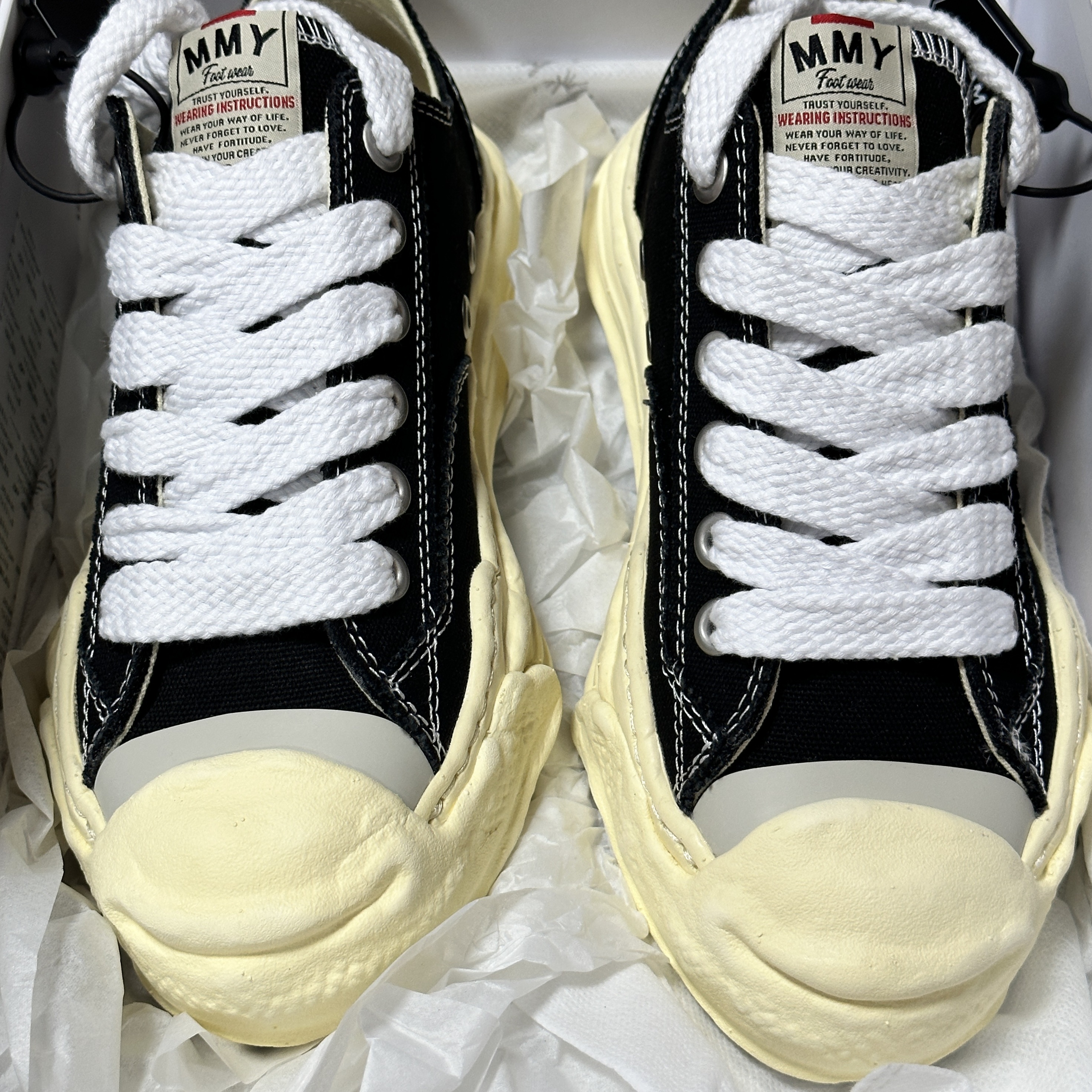 Maison Mihara Yasuhiro Hank VL OG Sole Canvas Low-top Sneakers Black 착용 스타일 - 2