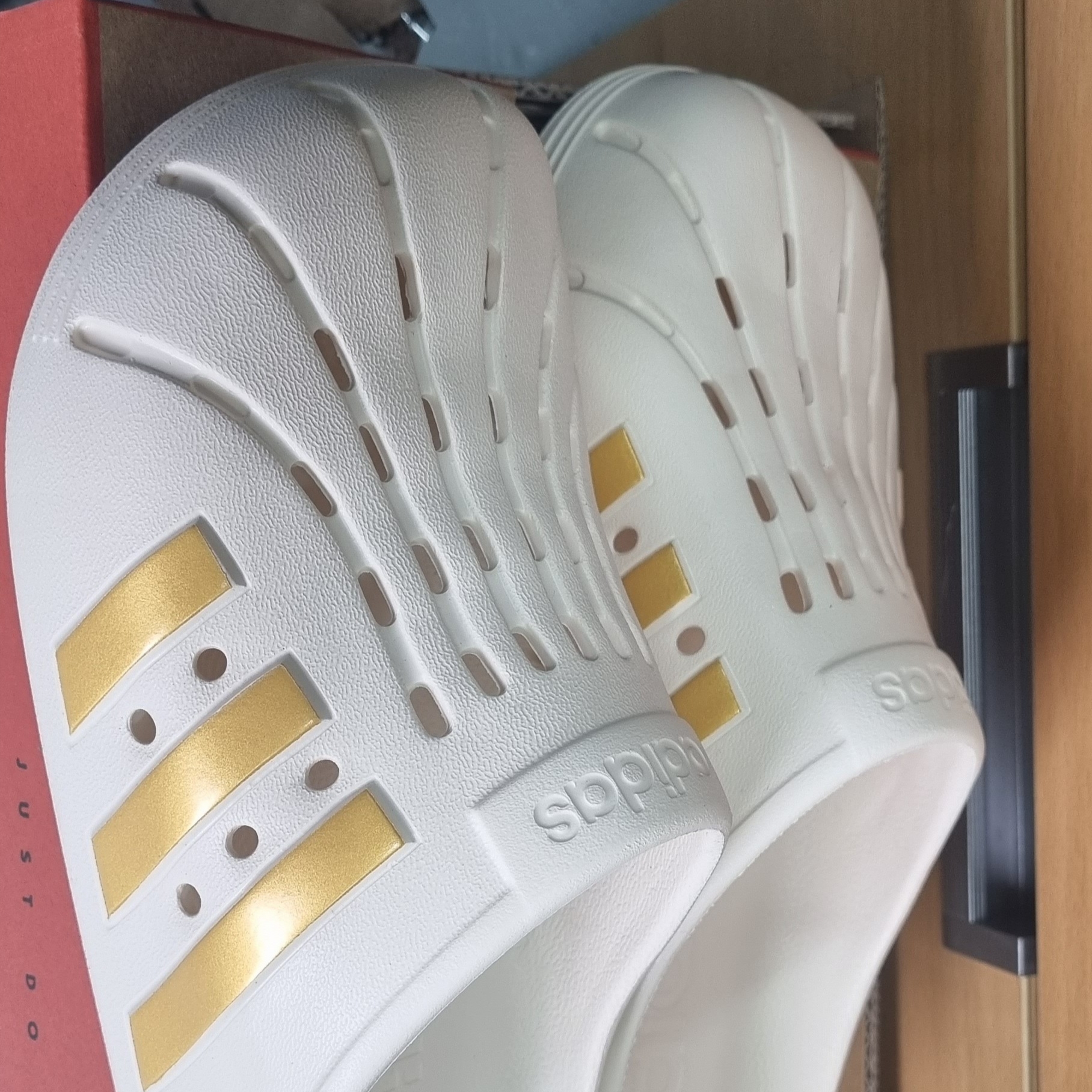 Adidas Adilette Clogs Wonder White 착용 스타일