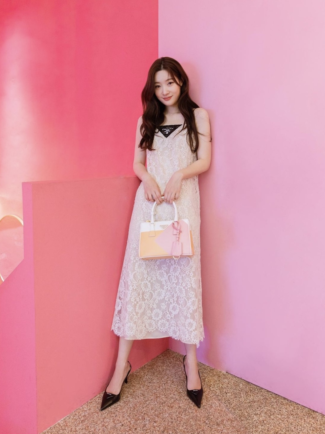 Prada Medium Prada Galleria Saffiano Leather Bag White, (W) Prada Brushed Leather Slingback Pumps Black 착용 스타일 - 1