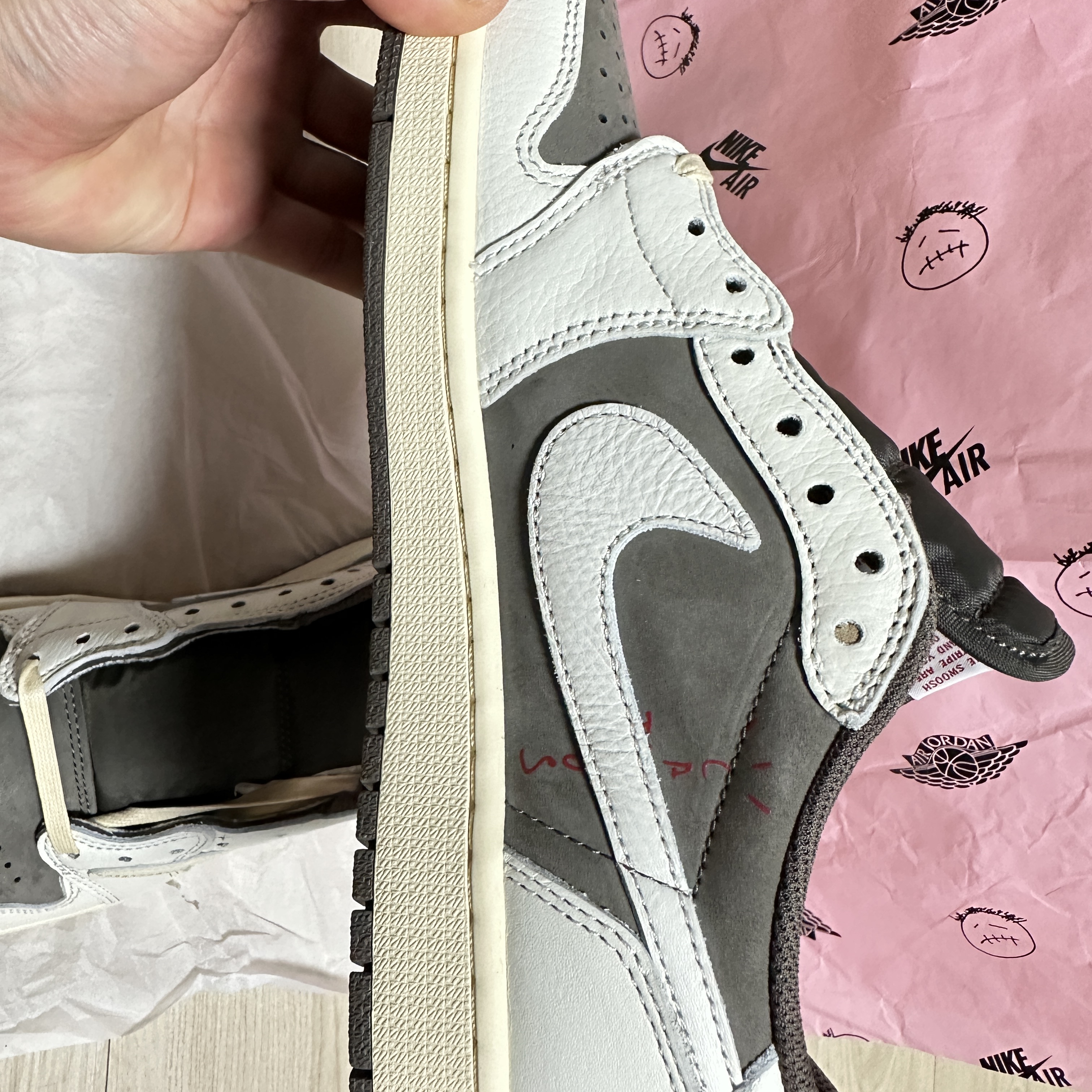 Jordan 1 x Travis Scott Retro Low OG SP Sail and Ridgerock 착용 스타일 - 3