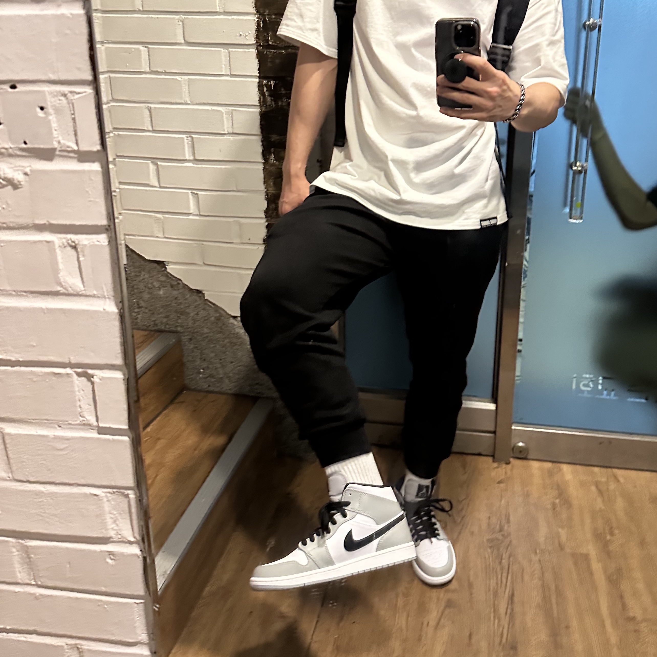 Jordan 1 Mid Light Smoke Grey 착용 스타일