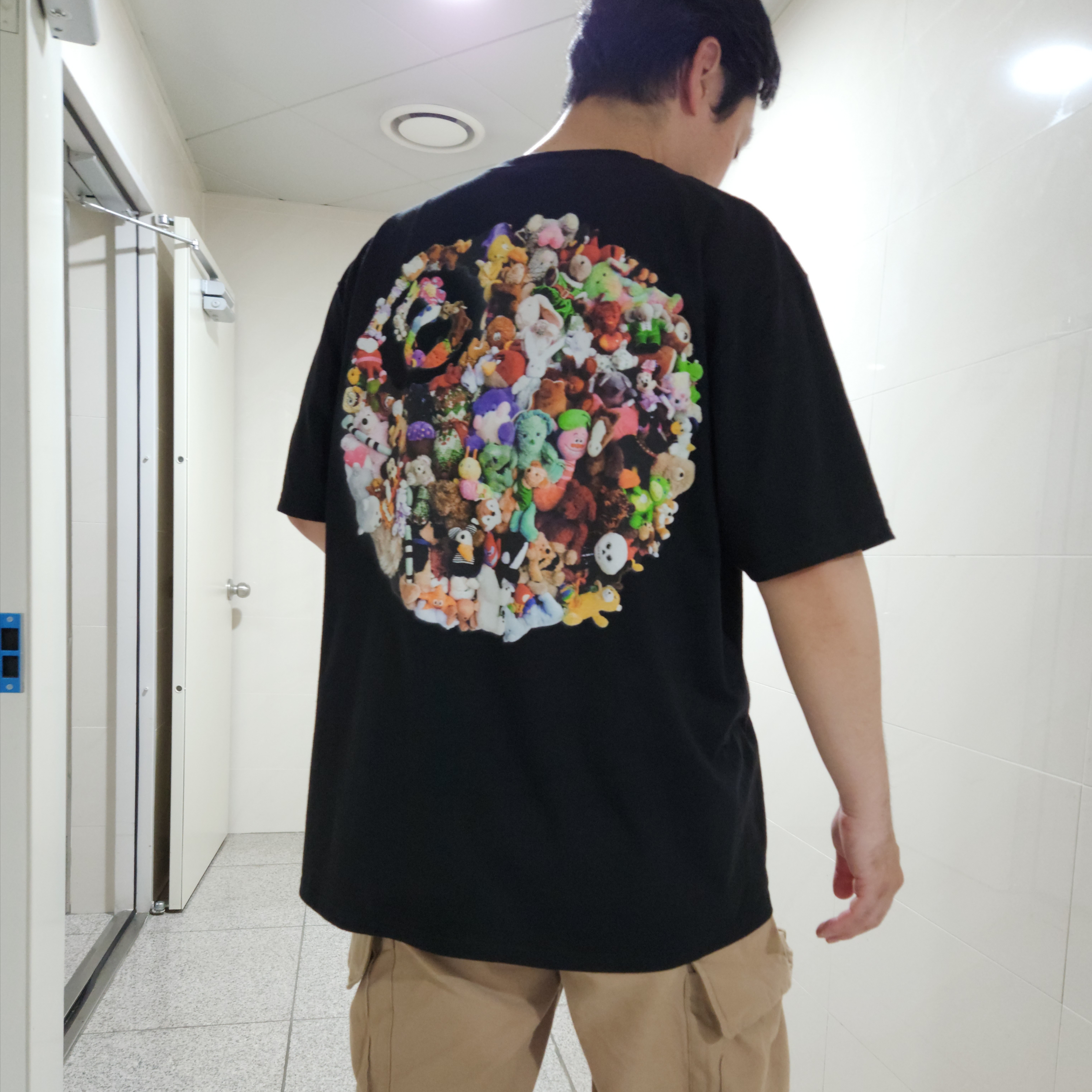 Stussy Plush T-Shirt Black, Nike x NBA Dunk Low Retro EMB Black and Chile Red 착용 스타일 - 1