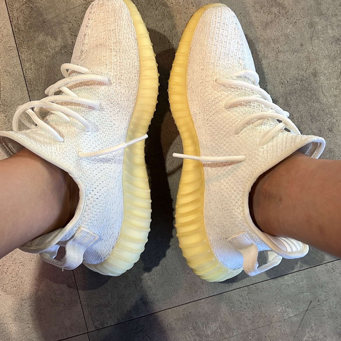 Adidas Yeezy Boost 350 V2 Cream/Triple White 착용 스타일