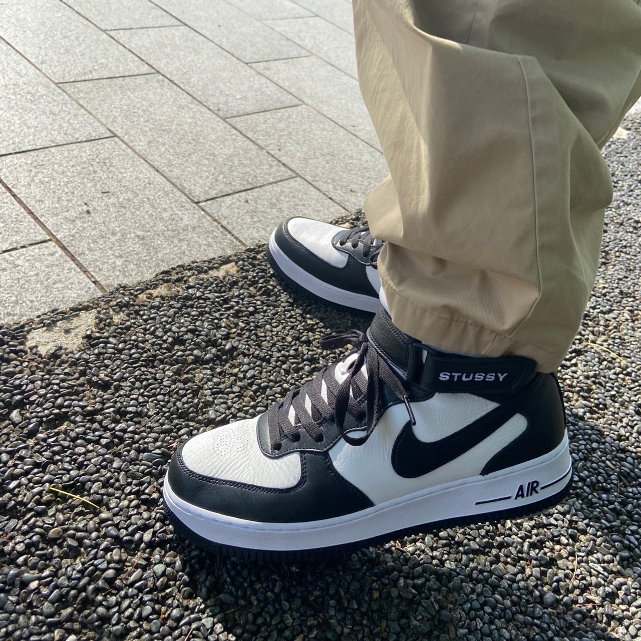 Nike x Stussy Air Force 1 '07 Mid SP Black and Light Bone 착용 스타일
