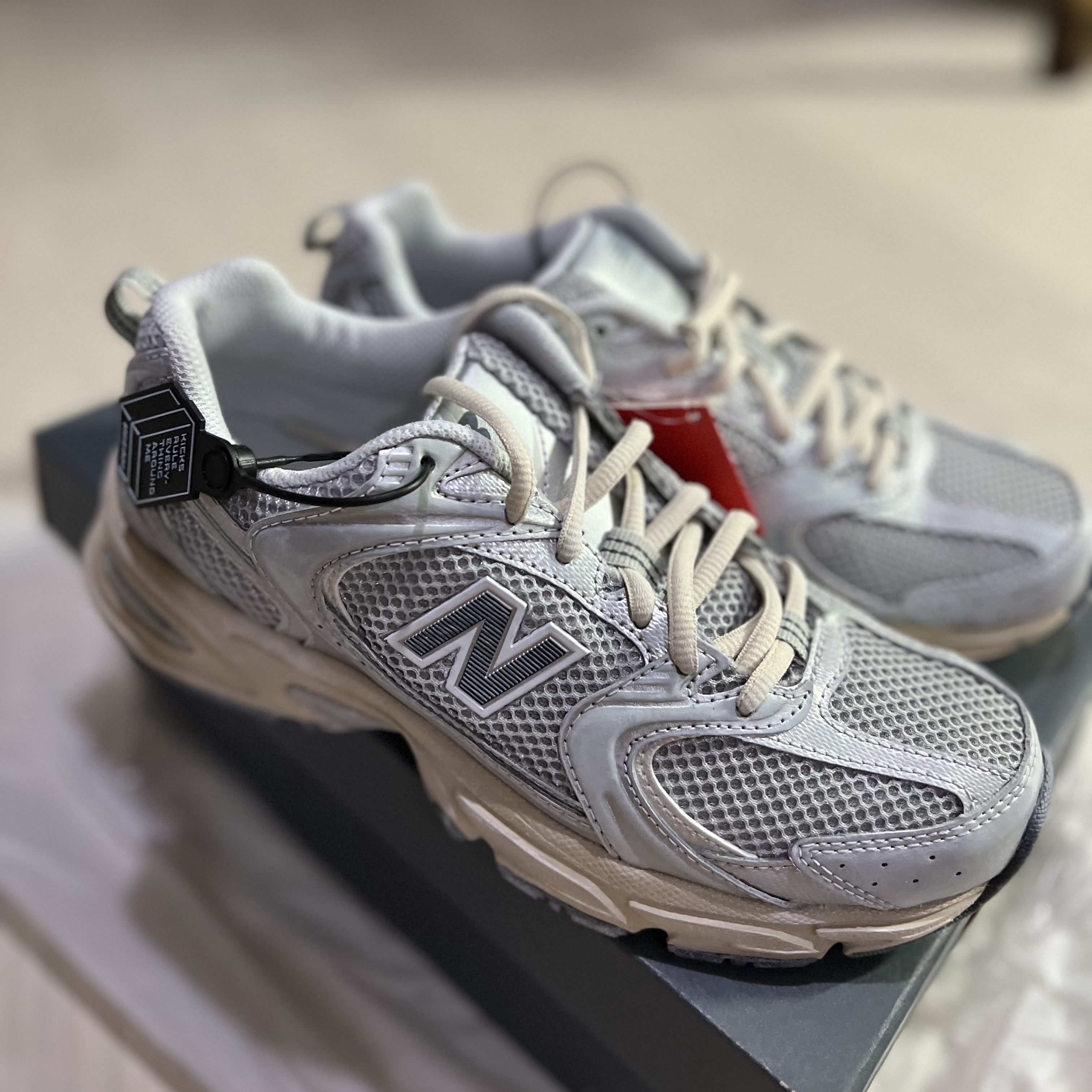 New Balance 530 Vintage Metallic Silver 착용 스타일 - 2