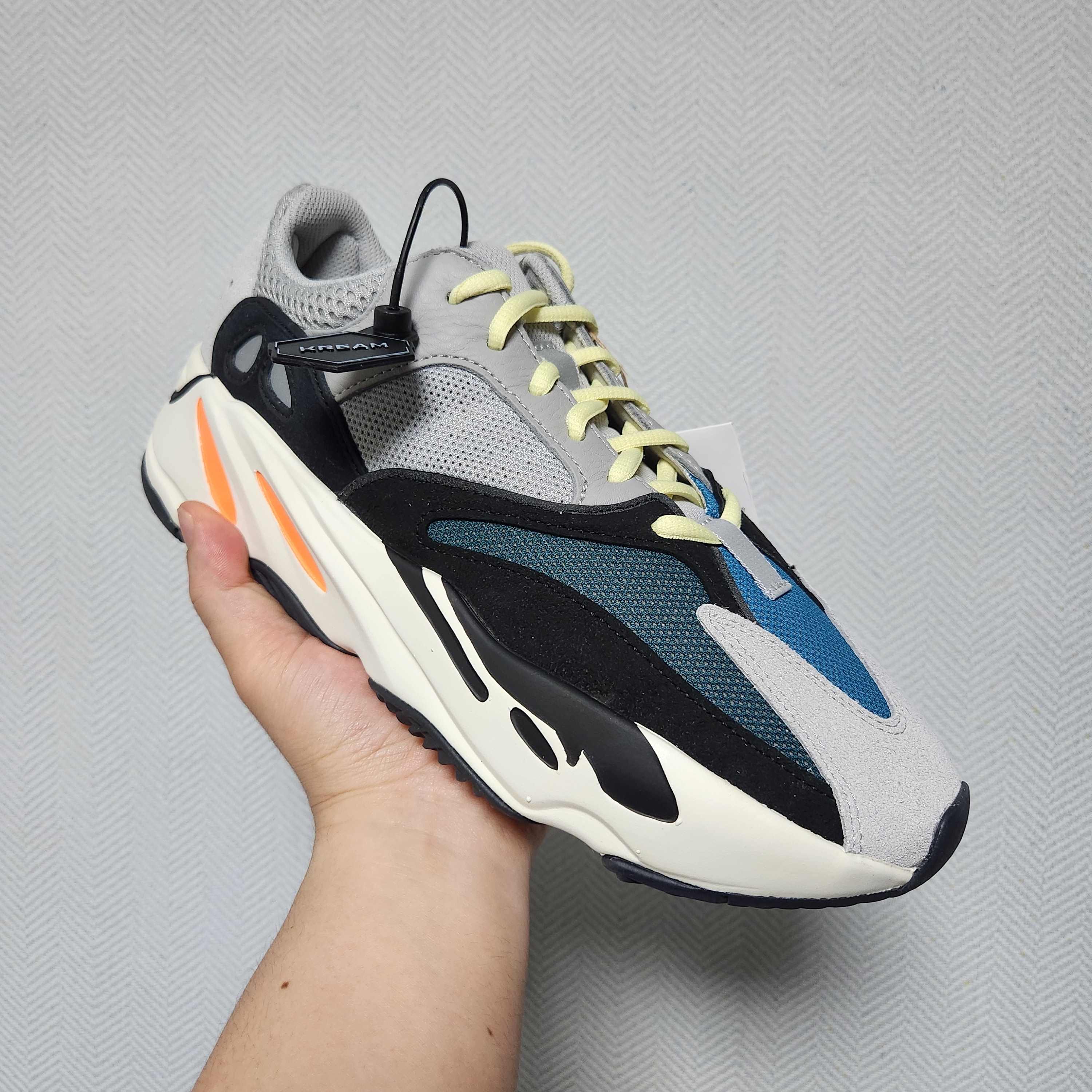 Adidas Yeezy Boost 700 Wave Runner Solid Grey 2021/2022 착용 스타일 - 3