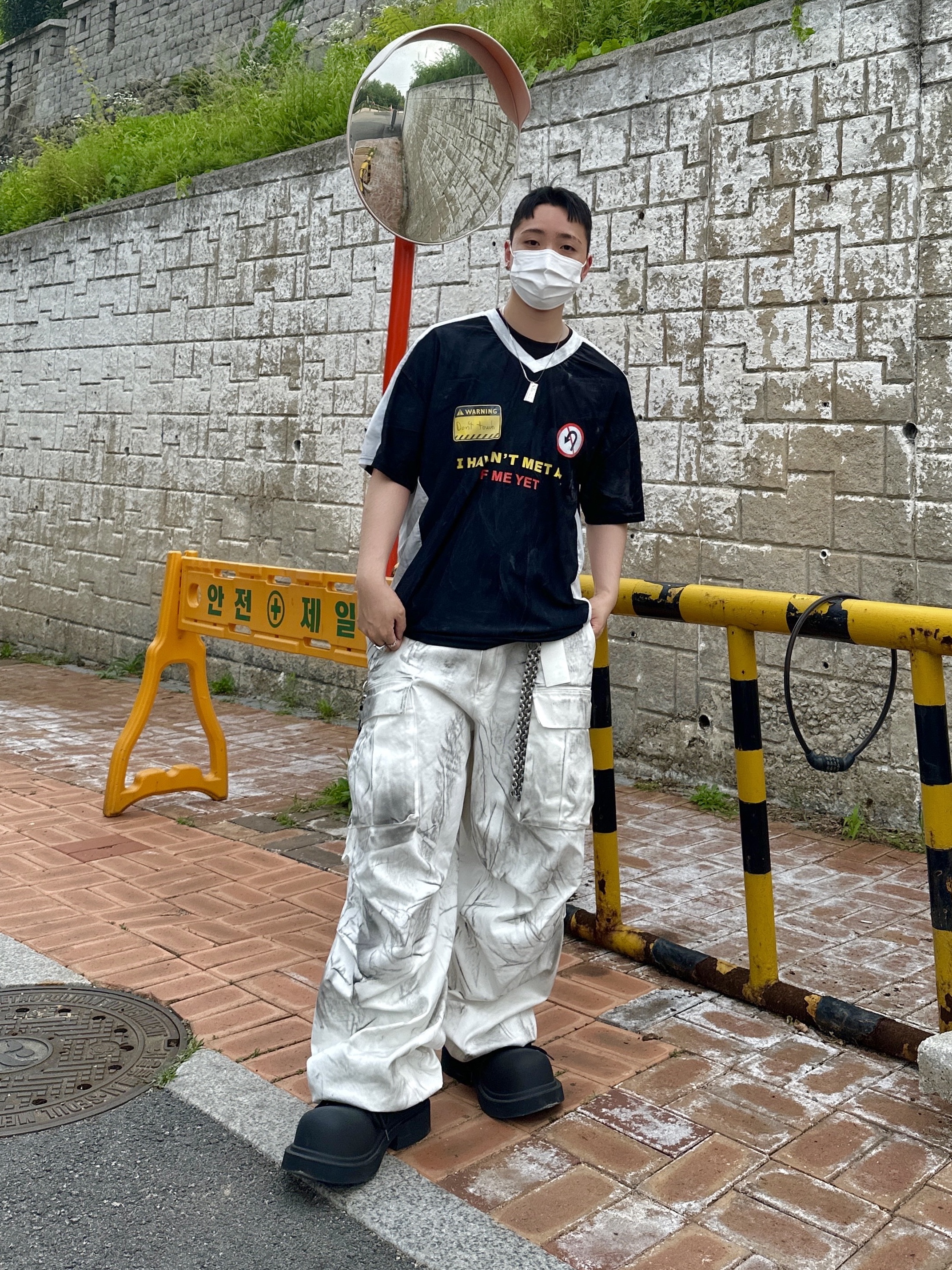 Nos Couleurs Washed Film Jersey T-Shirt Black, Nos Couleurs 01 Cargo Pants Dirty Washing 착용 스타일 - 1