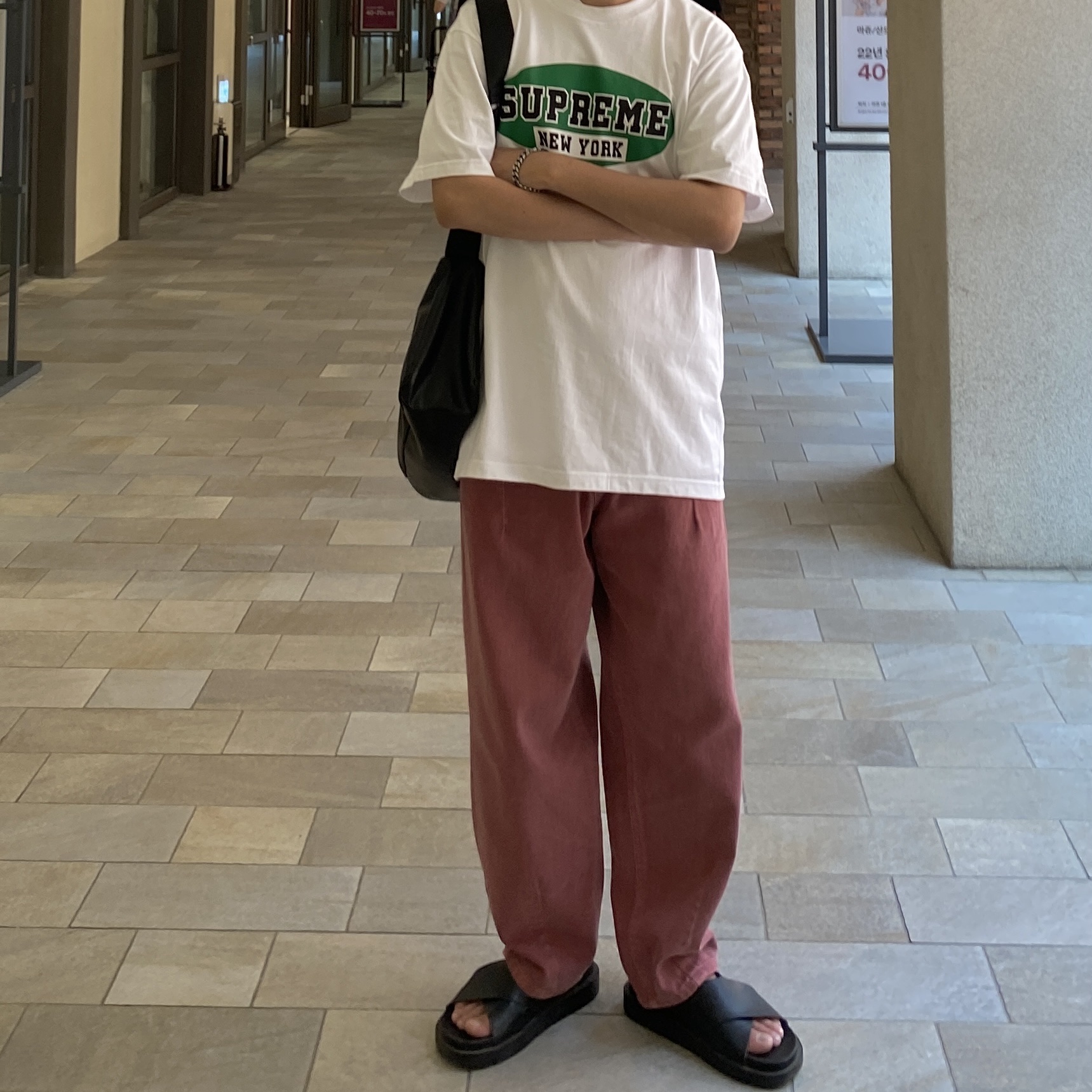 Supreme New York T-Shirt Black - 23SS, Supreme New York T-Shirt Heather Grey - 23SS 착용 스타일 - 1