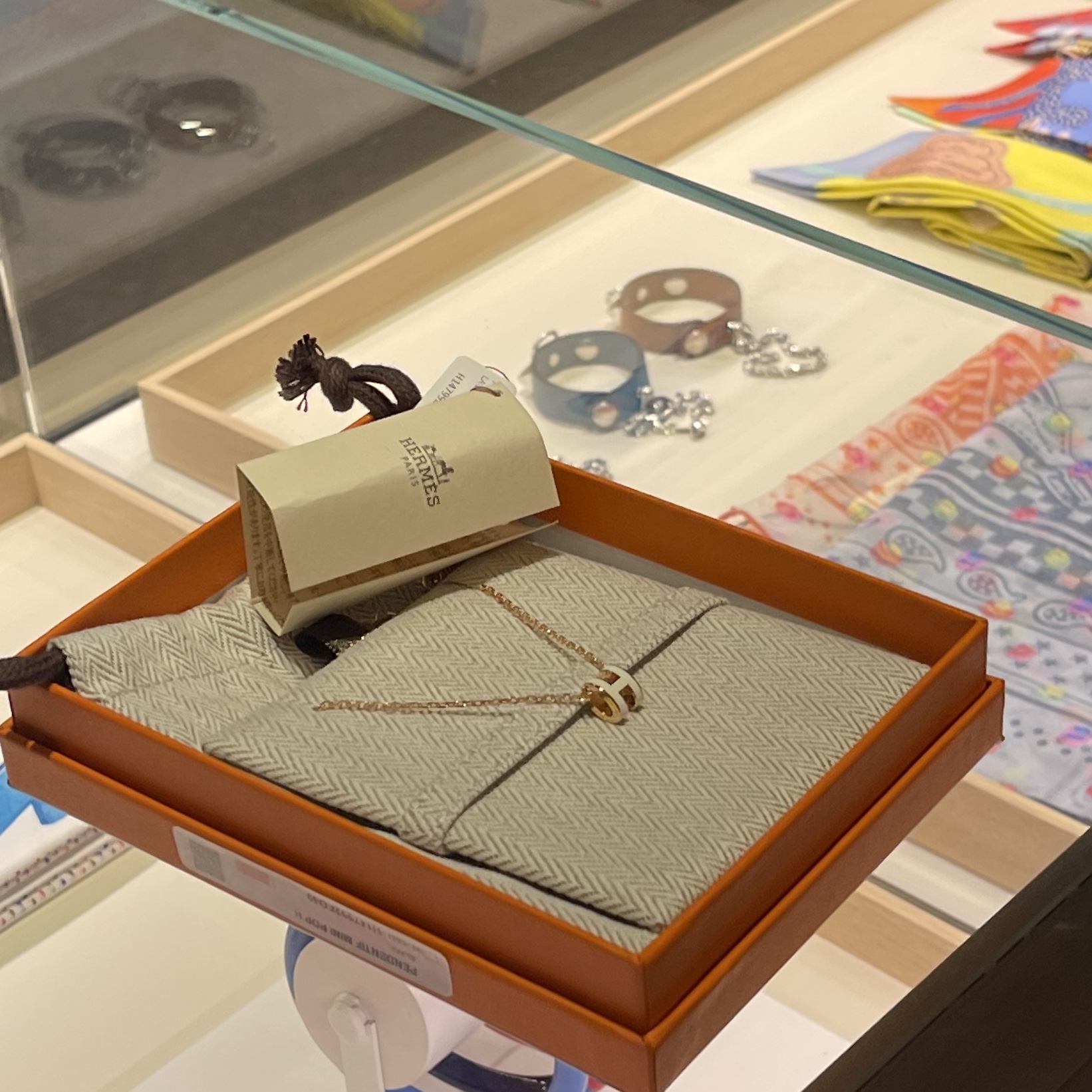 (W) Hermes Mini Pop H Pendant Gold & Blanc 착용 스타일