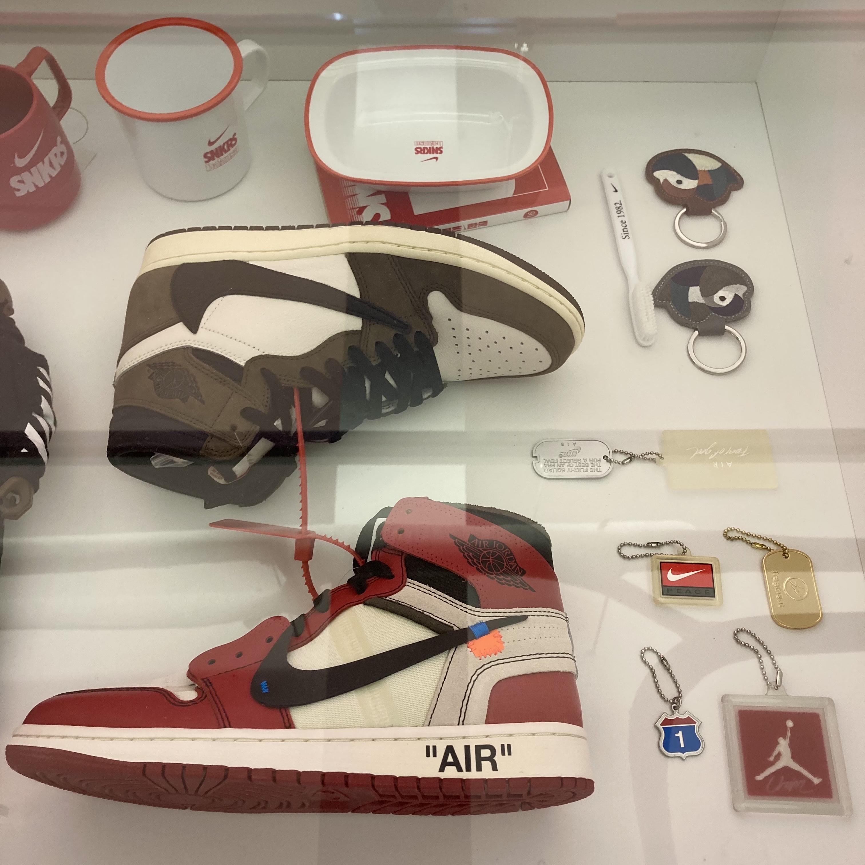 Jordan 1 x Off-White Retro High Chicago The Ten, Jordan 1 x Travis Scott Retro High OG SP Mocha 착용 스타일