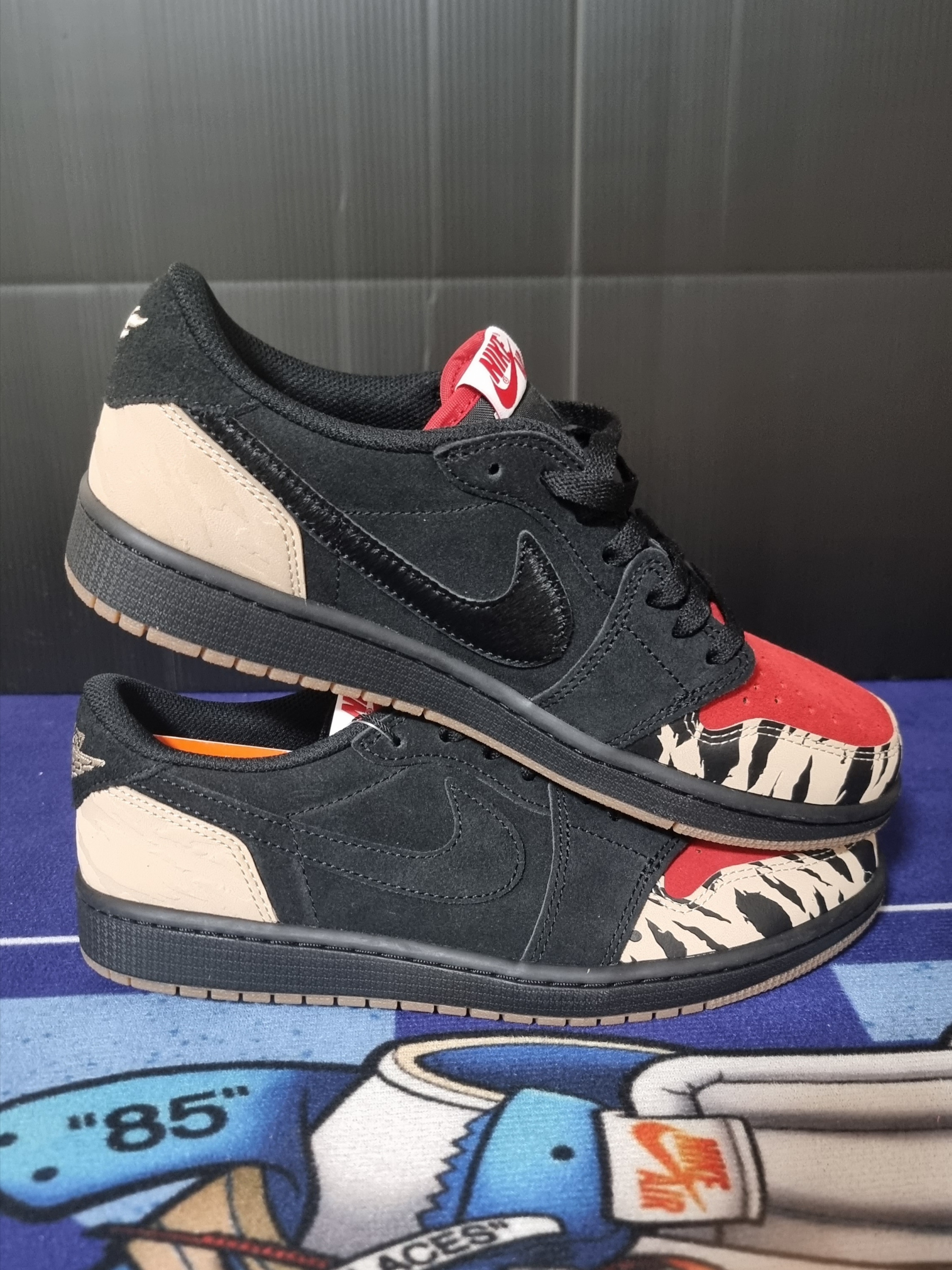 Jordan 1 x SoleFly Retro Low OG SP Black and Sport Red 착용 스타일 - 2