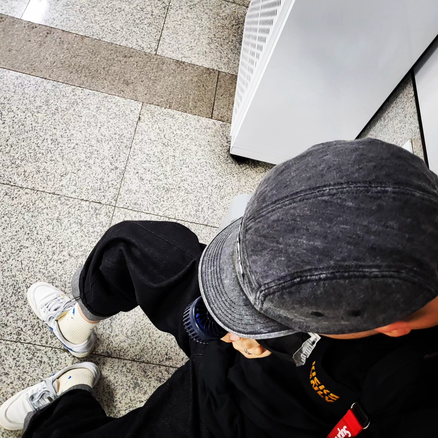 Supreme Denim Camp Cap Washed Black - 22FW, Supreme Webbing Keychain Red - 23SS 착용 스타일 - 2