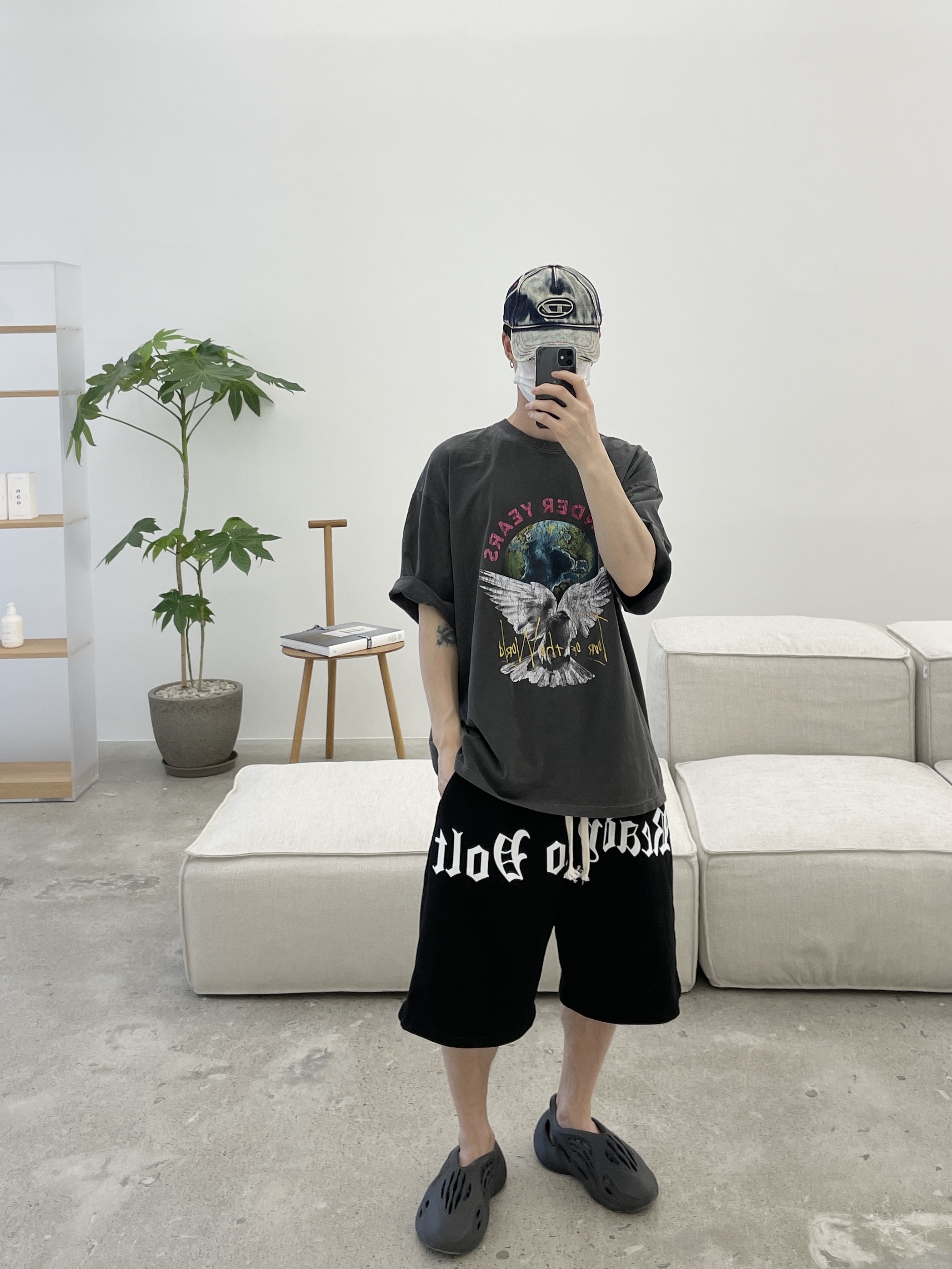 Diesel C-Seymon Treated Denim Baseball Cap Blue White, Adidas Yeezy Foam RNNR Onyx 착용 스타일